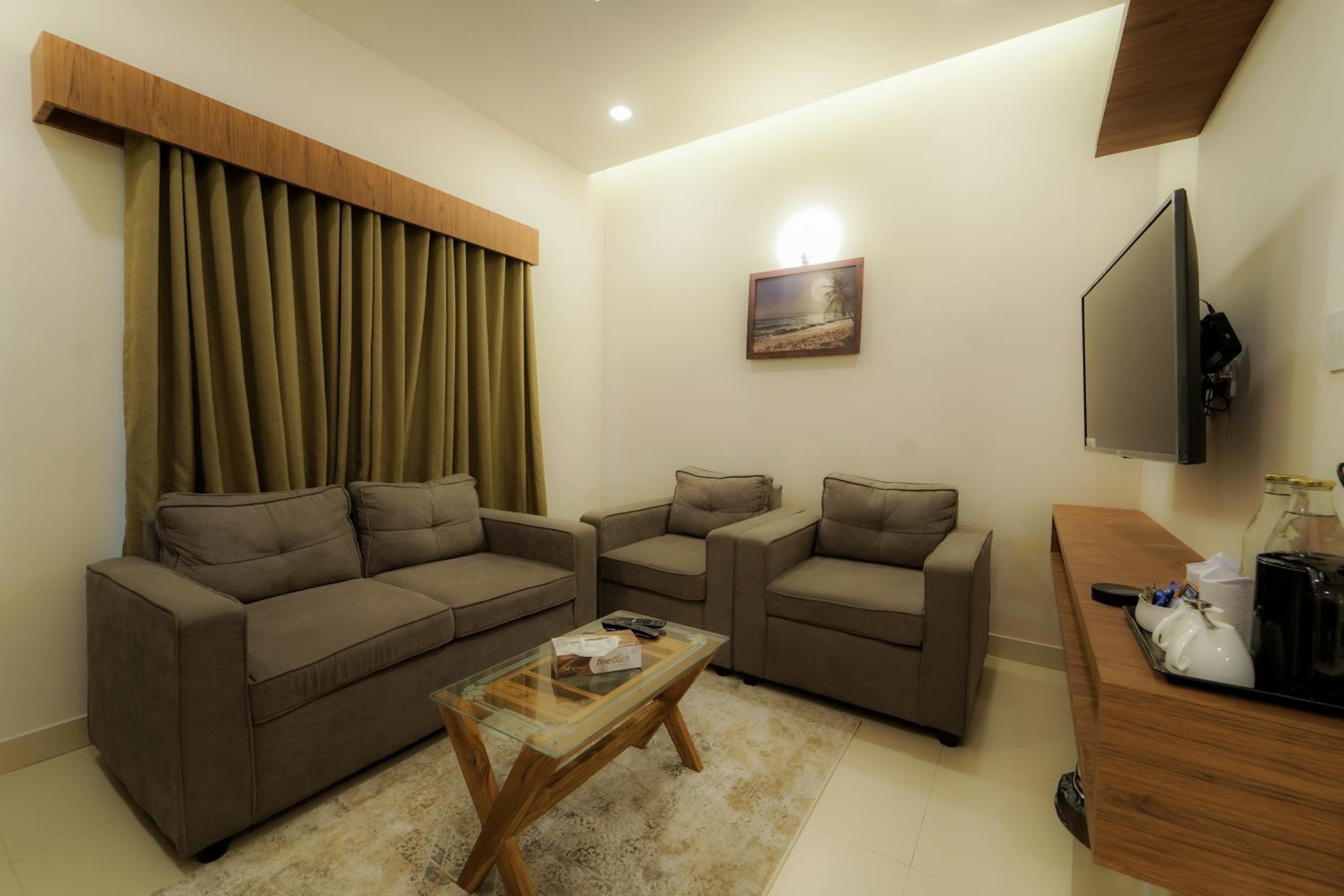 King Room with Pool View - Photo 5