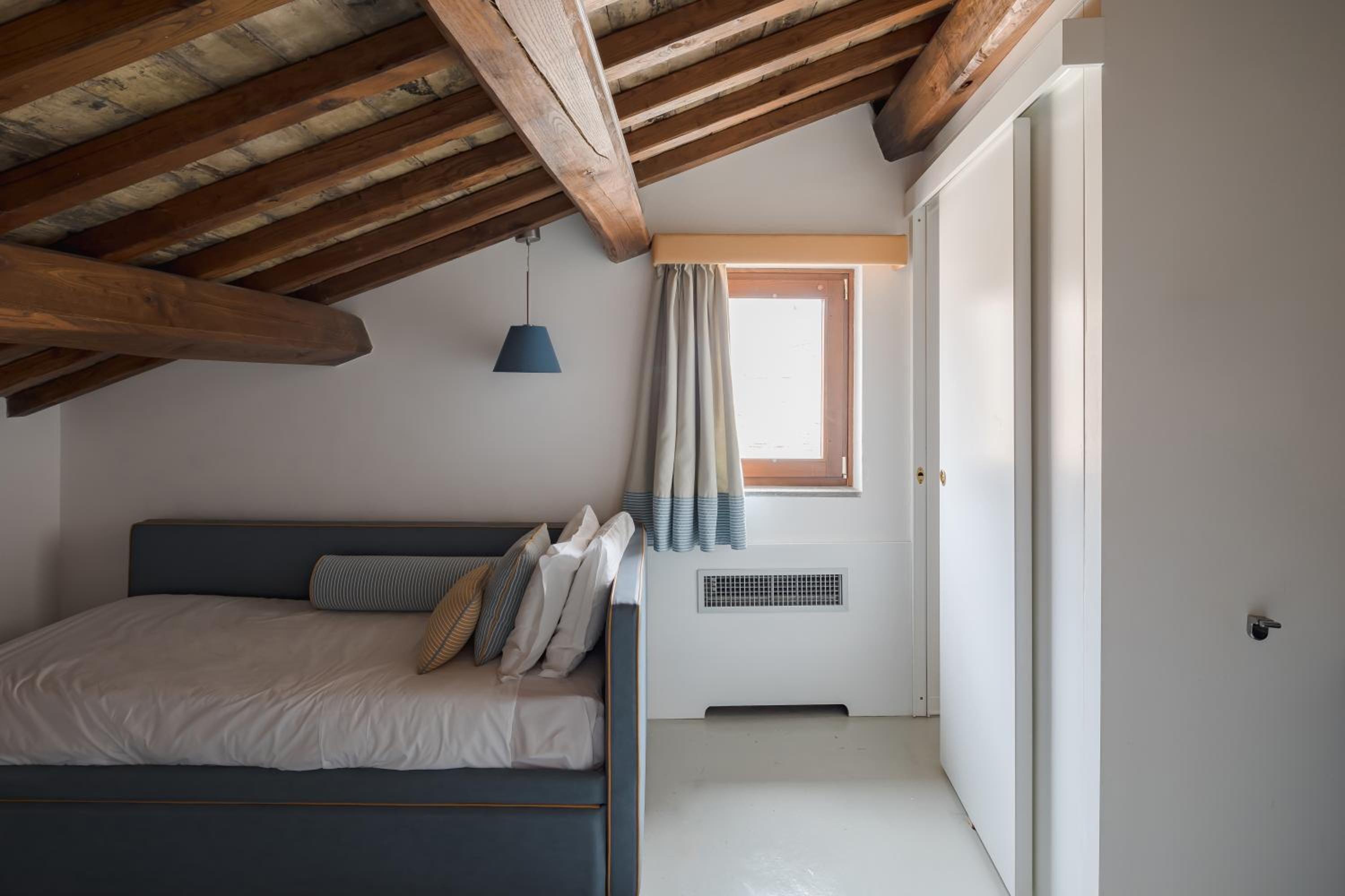 Single Room - Attic photo 3