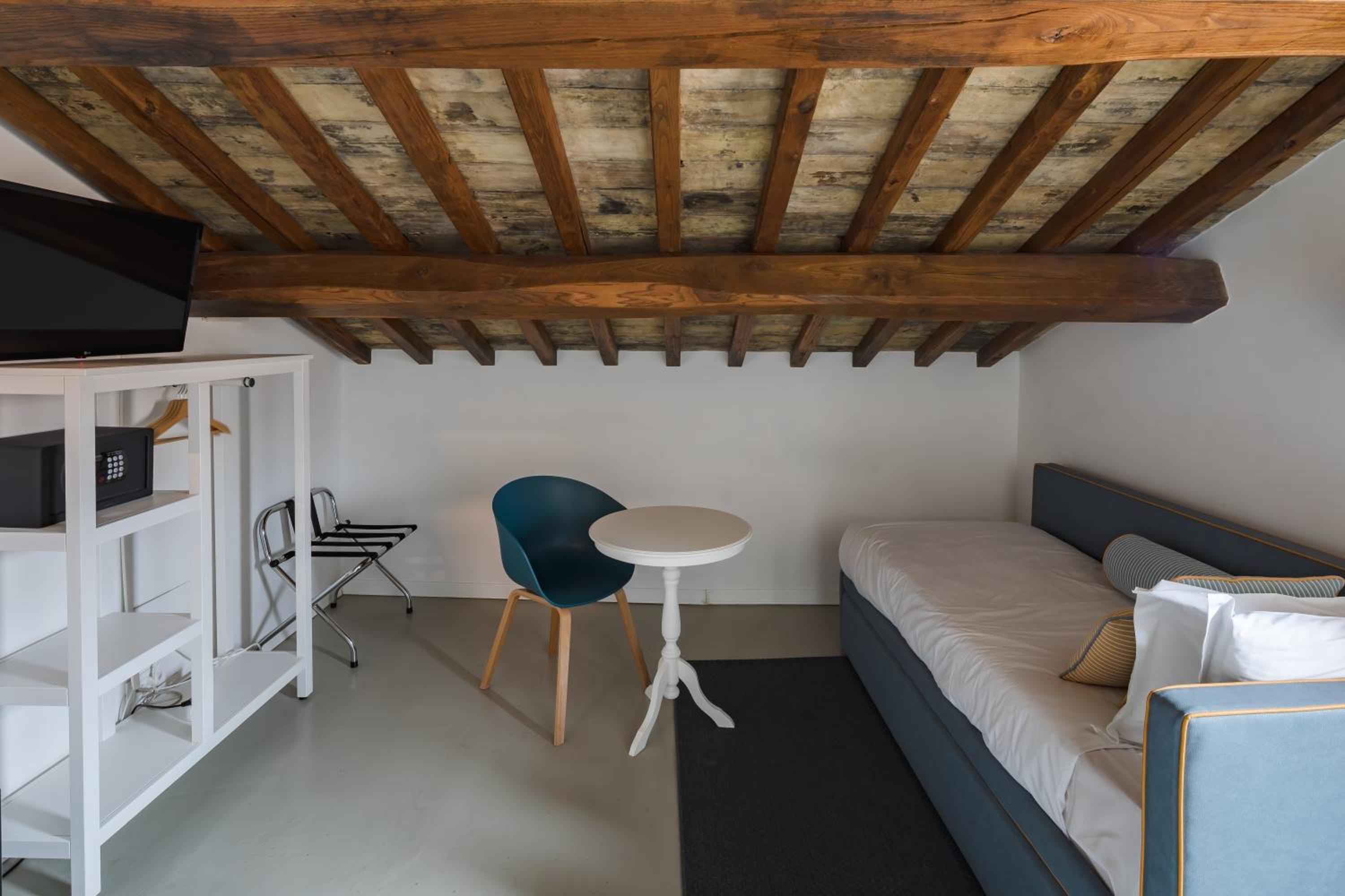 Single Room - Attic photo 2