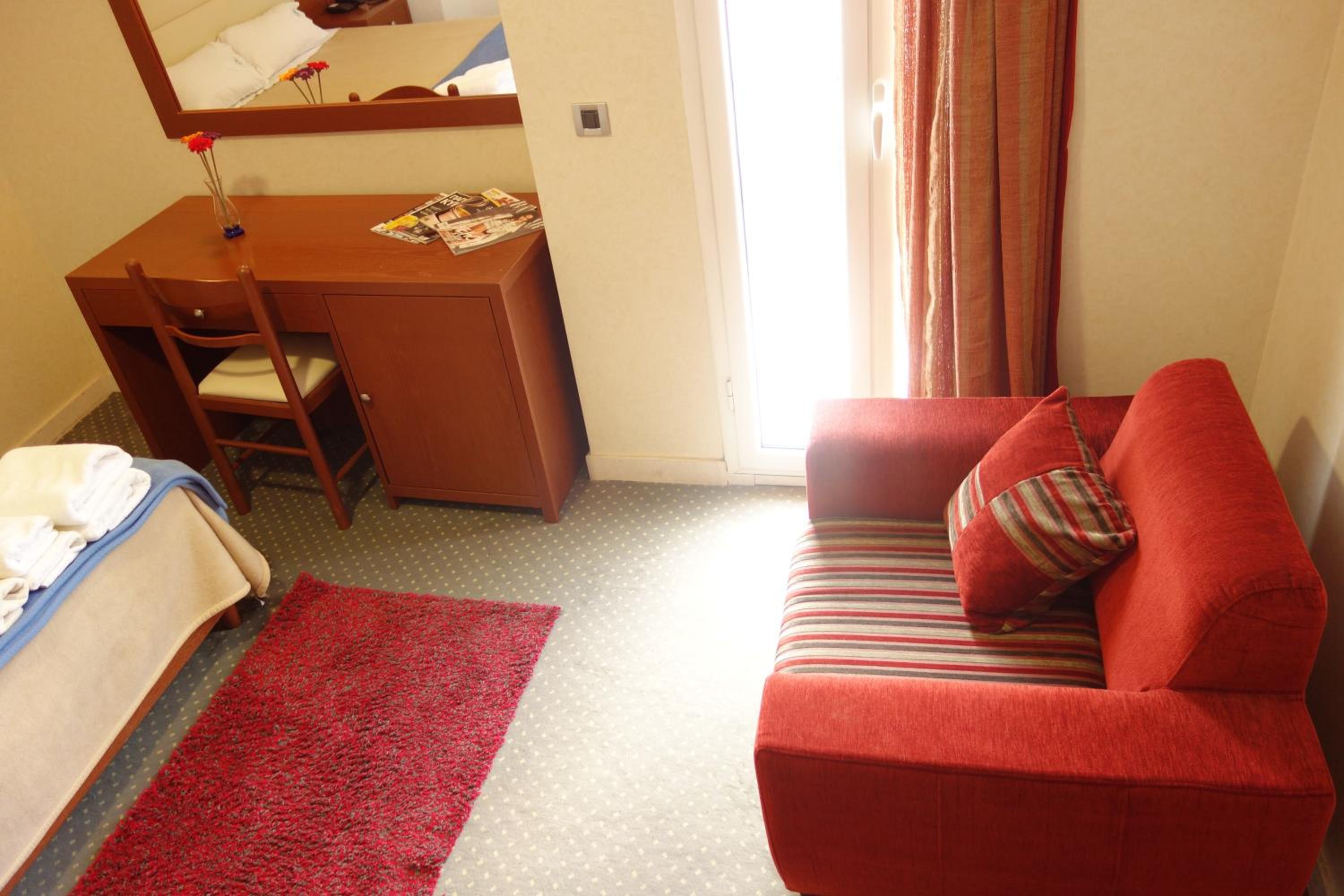 Double or Twin Room - Photo 6