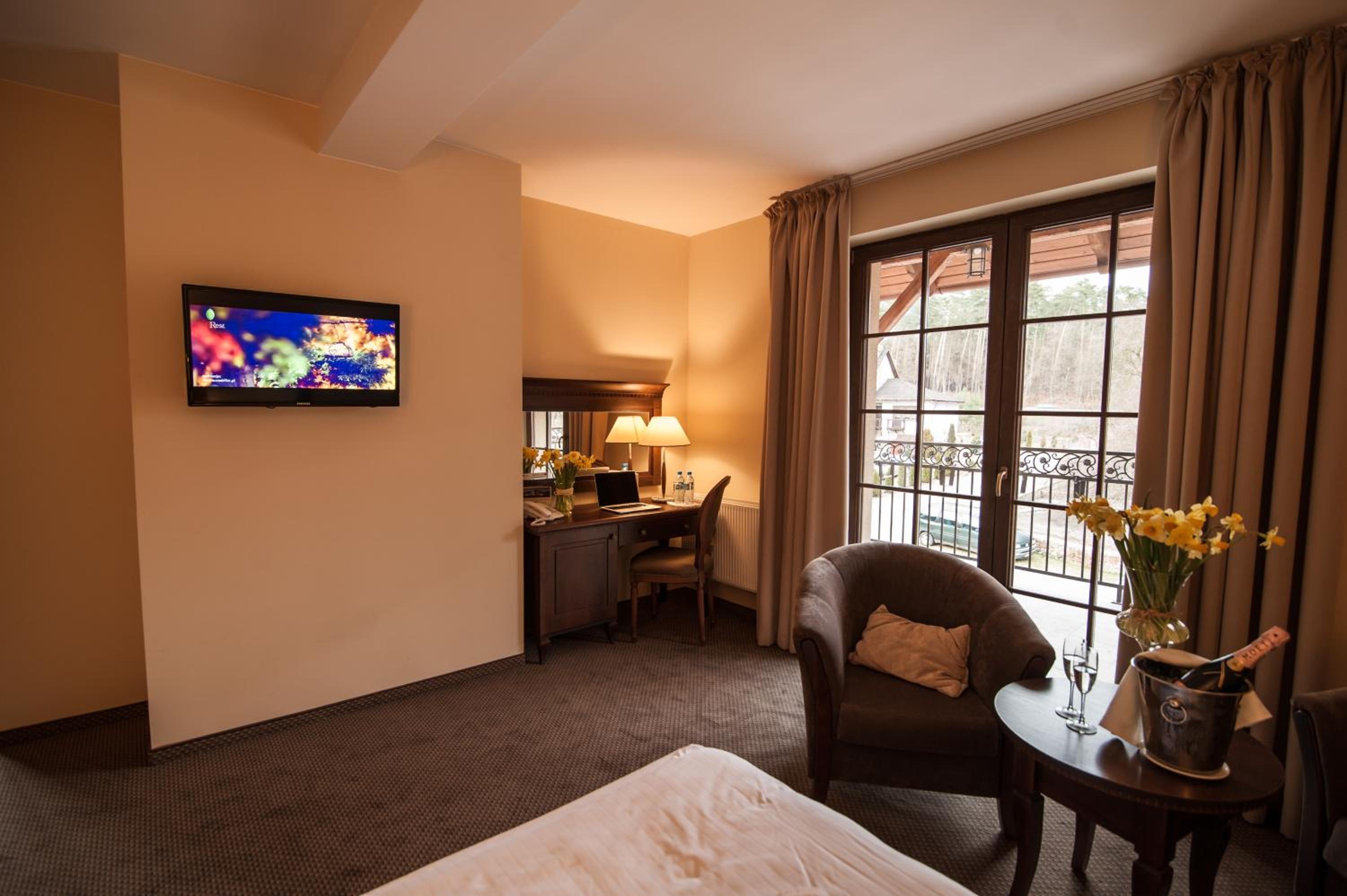 Deluxe Double Room with Balcony - Photo 3