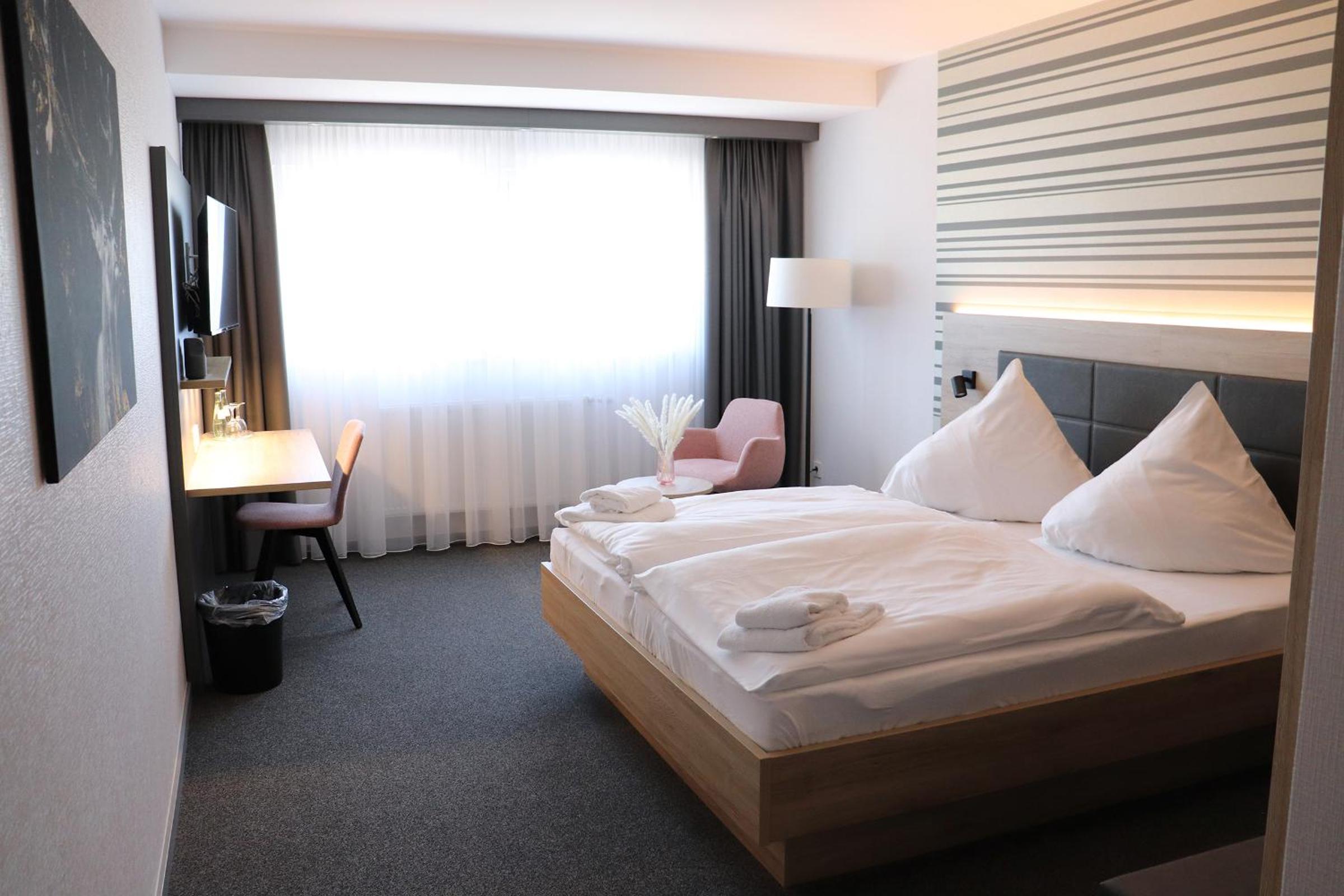Budget Double Room - Photo 8
