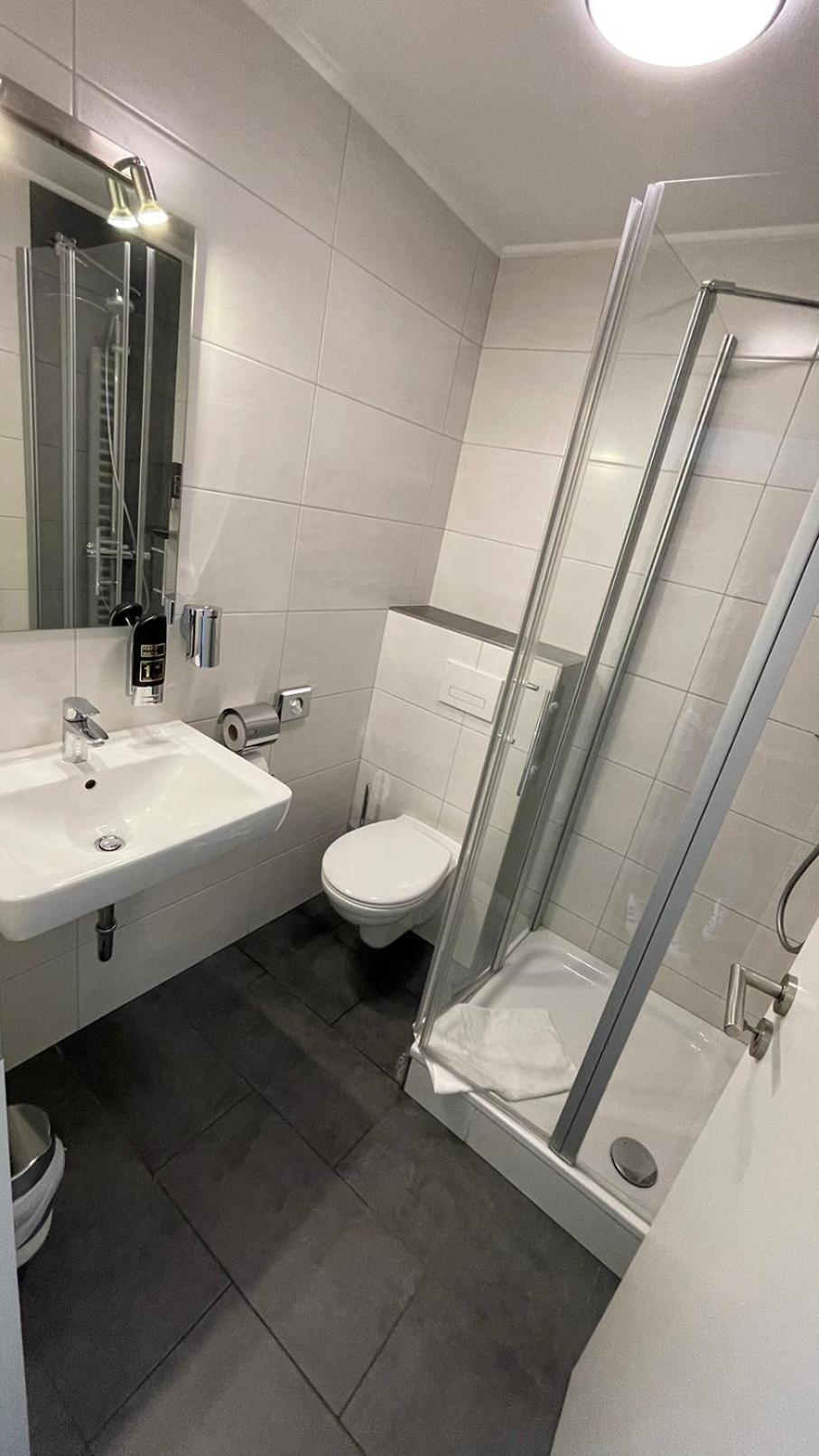 Budget Double Room - Photo 7