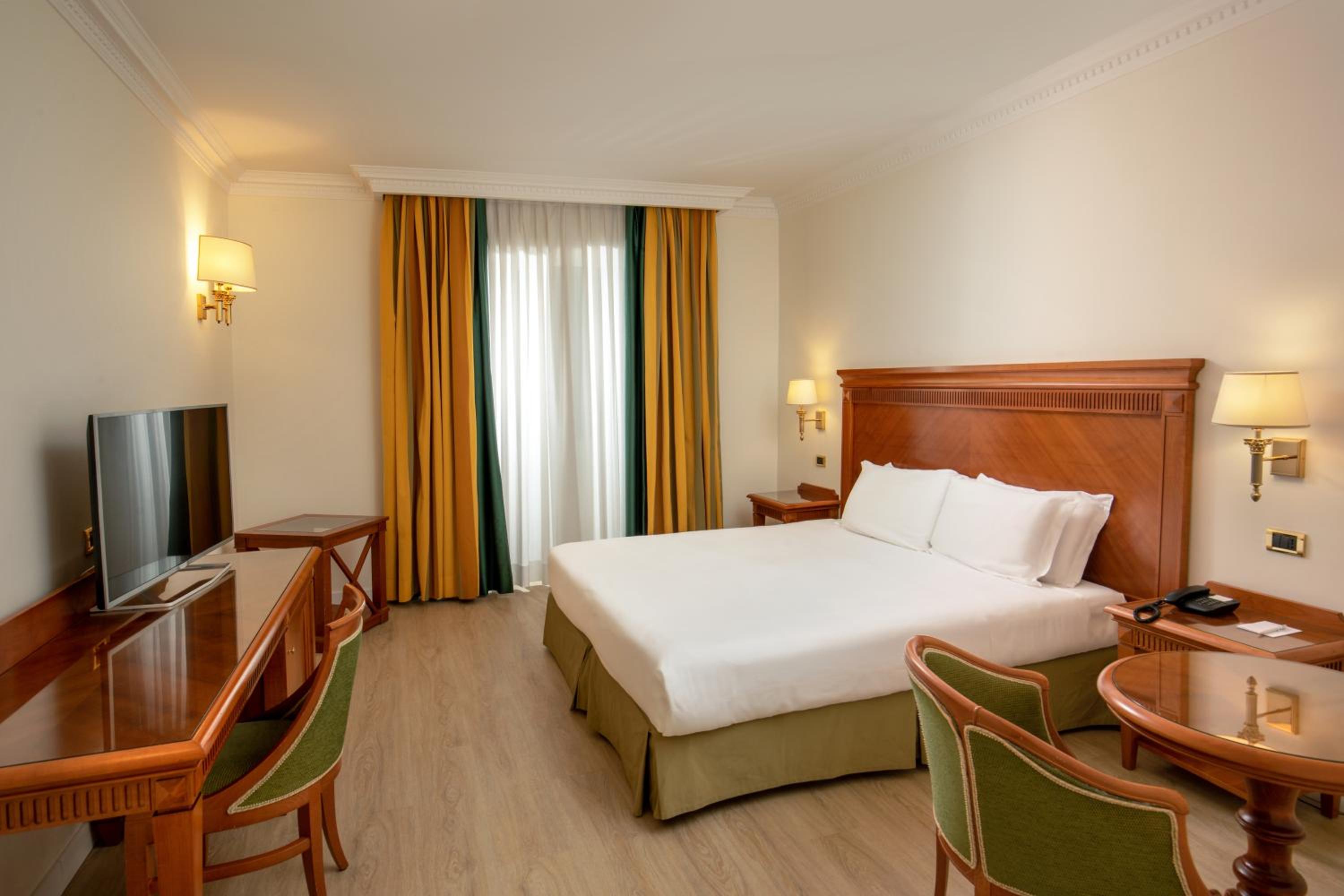 Superior King Room - Photo 1