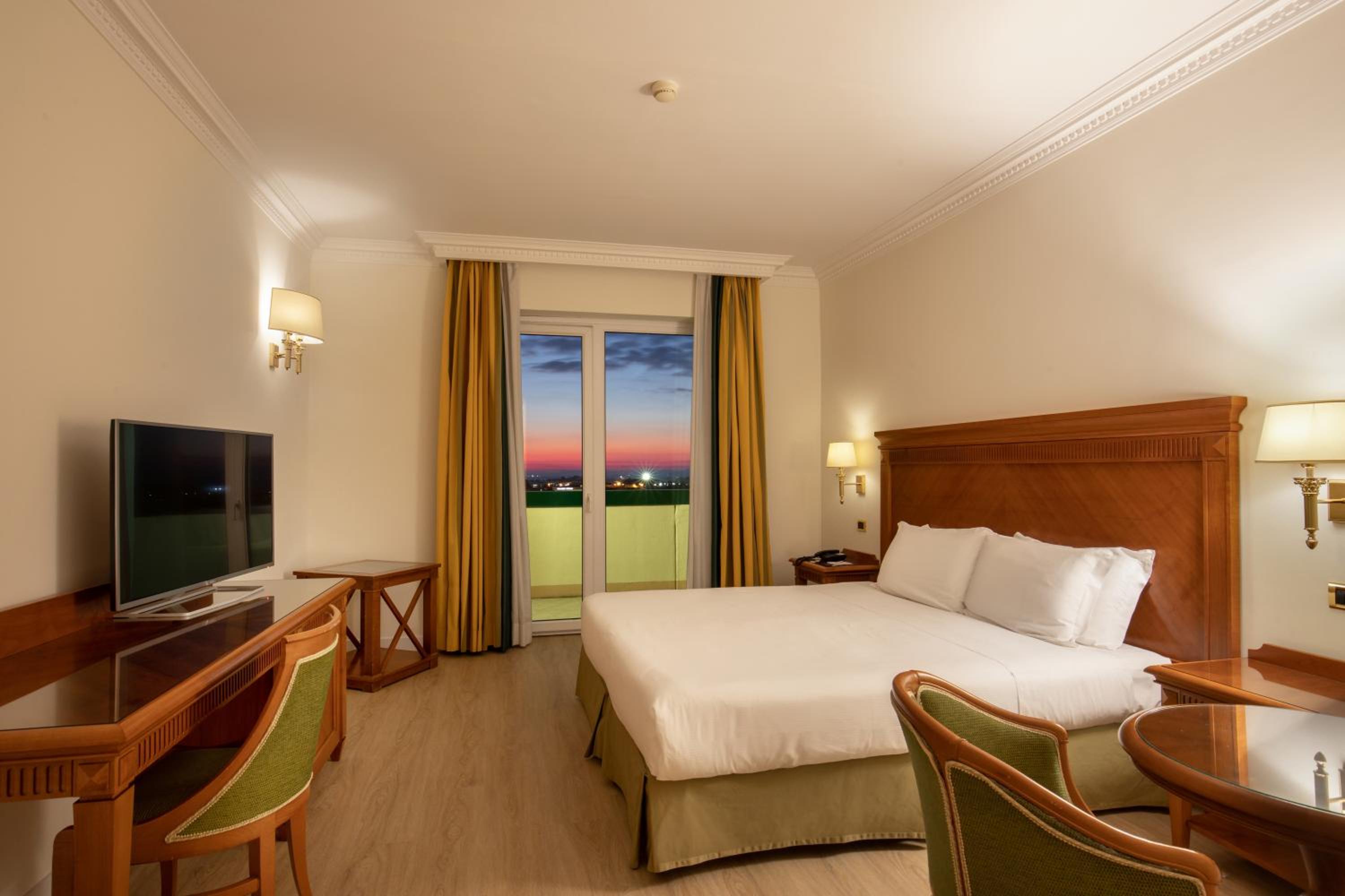 Superior King Room - Photo 3
