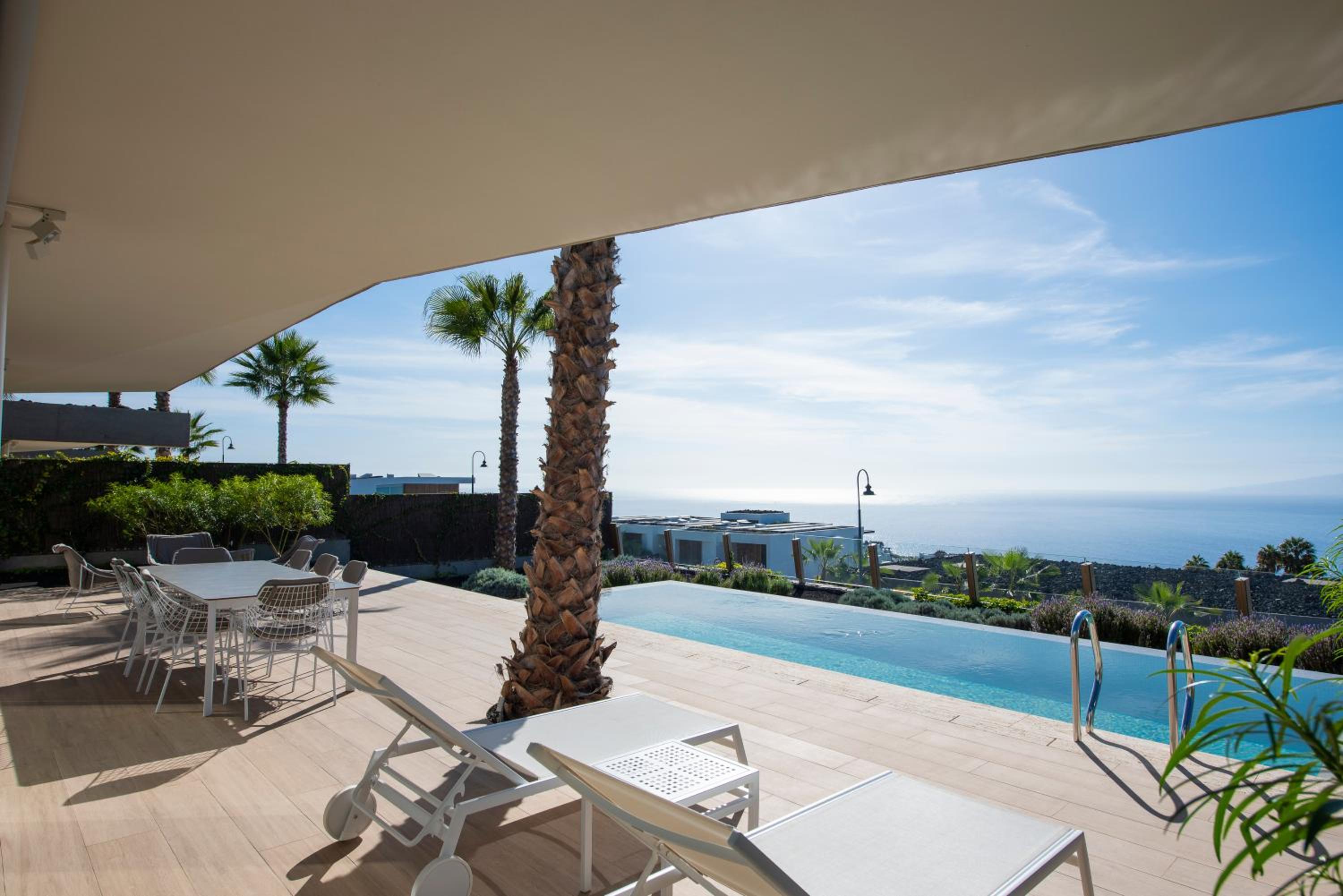 Villa de tres habitaciones con vistas al mar y piscina privada.