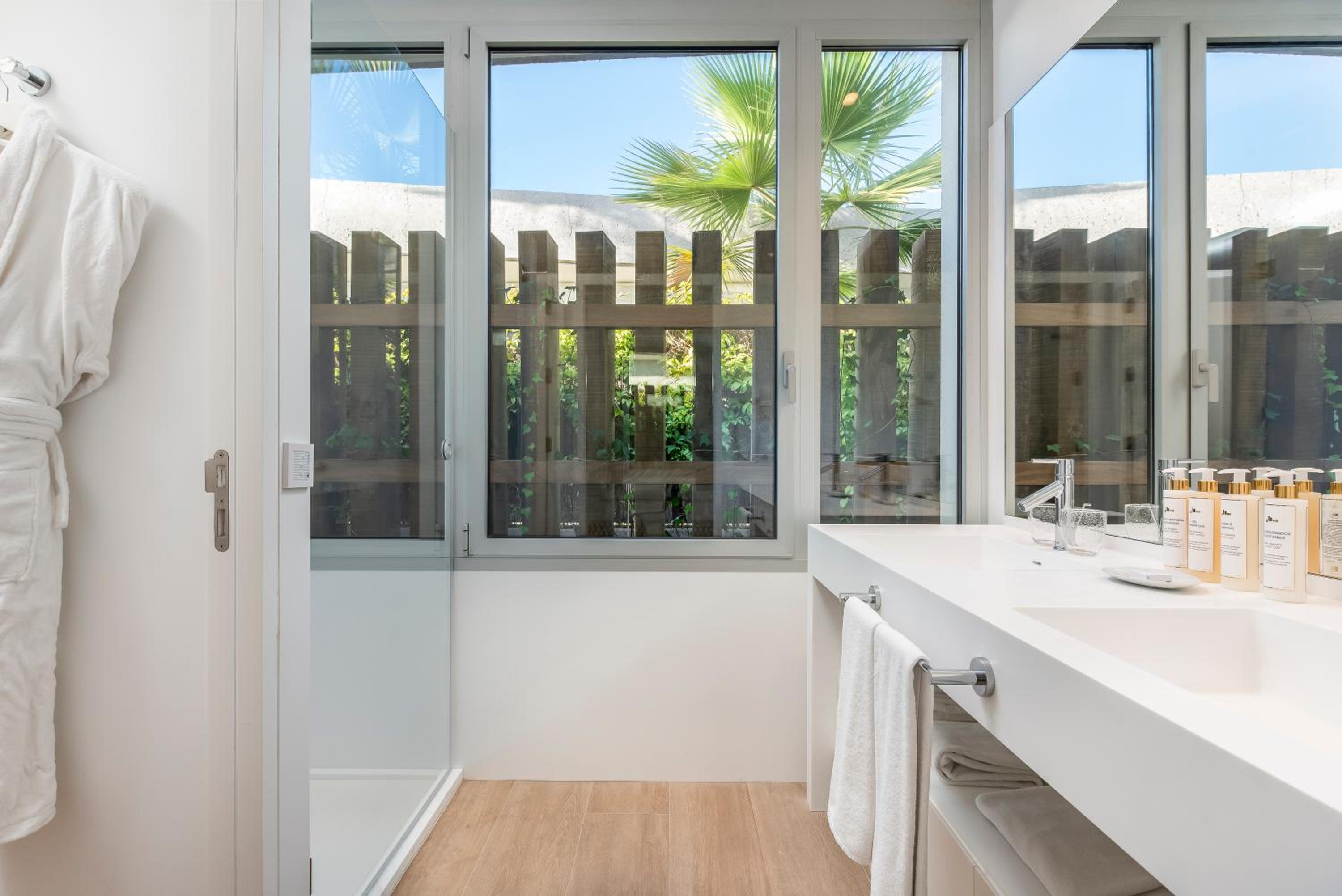 Villa de tres habitaciones con vistas al mar y piscina privada.