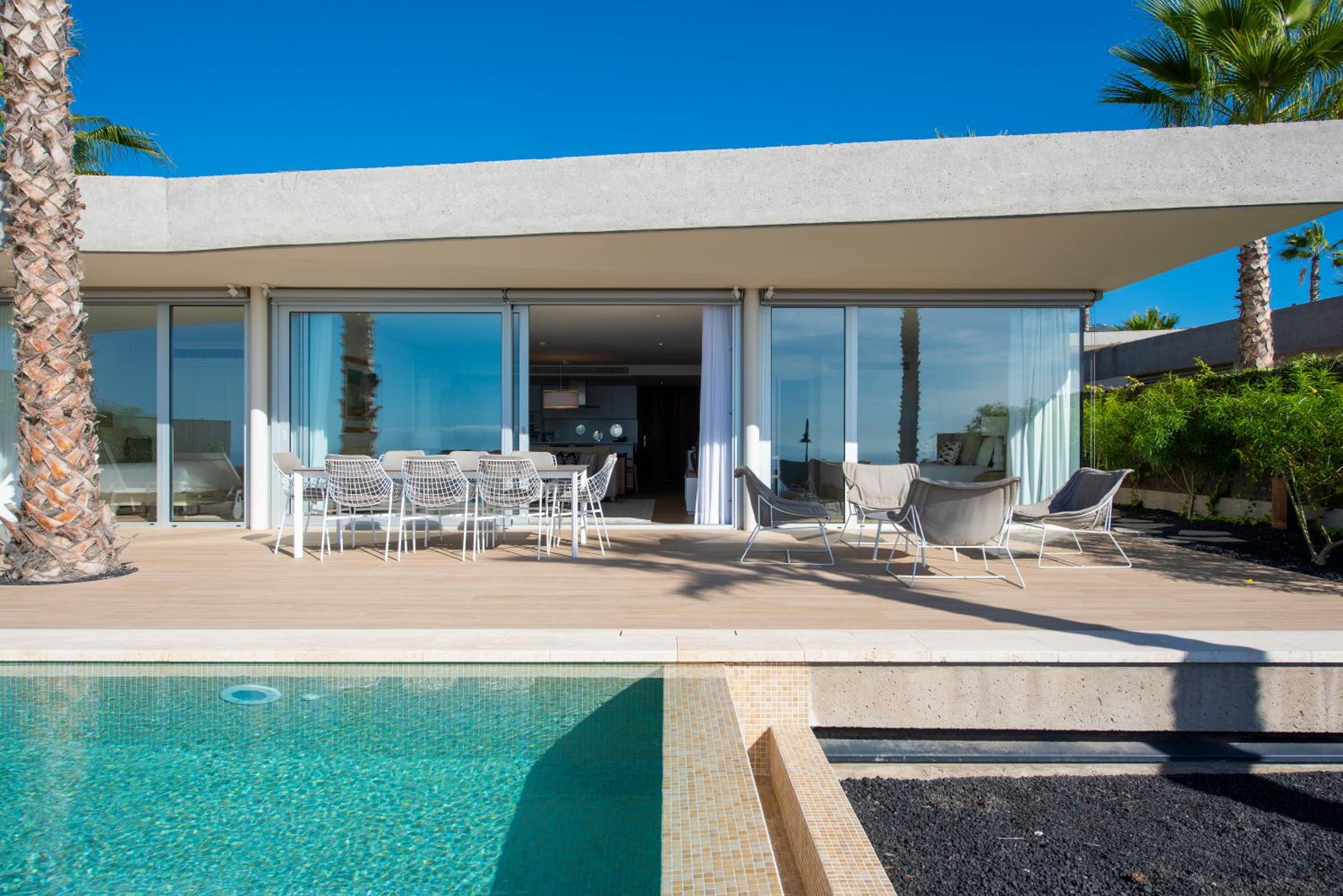 Villa de tres habitaciones con vistas al mar y piscina privada.