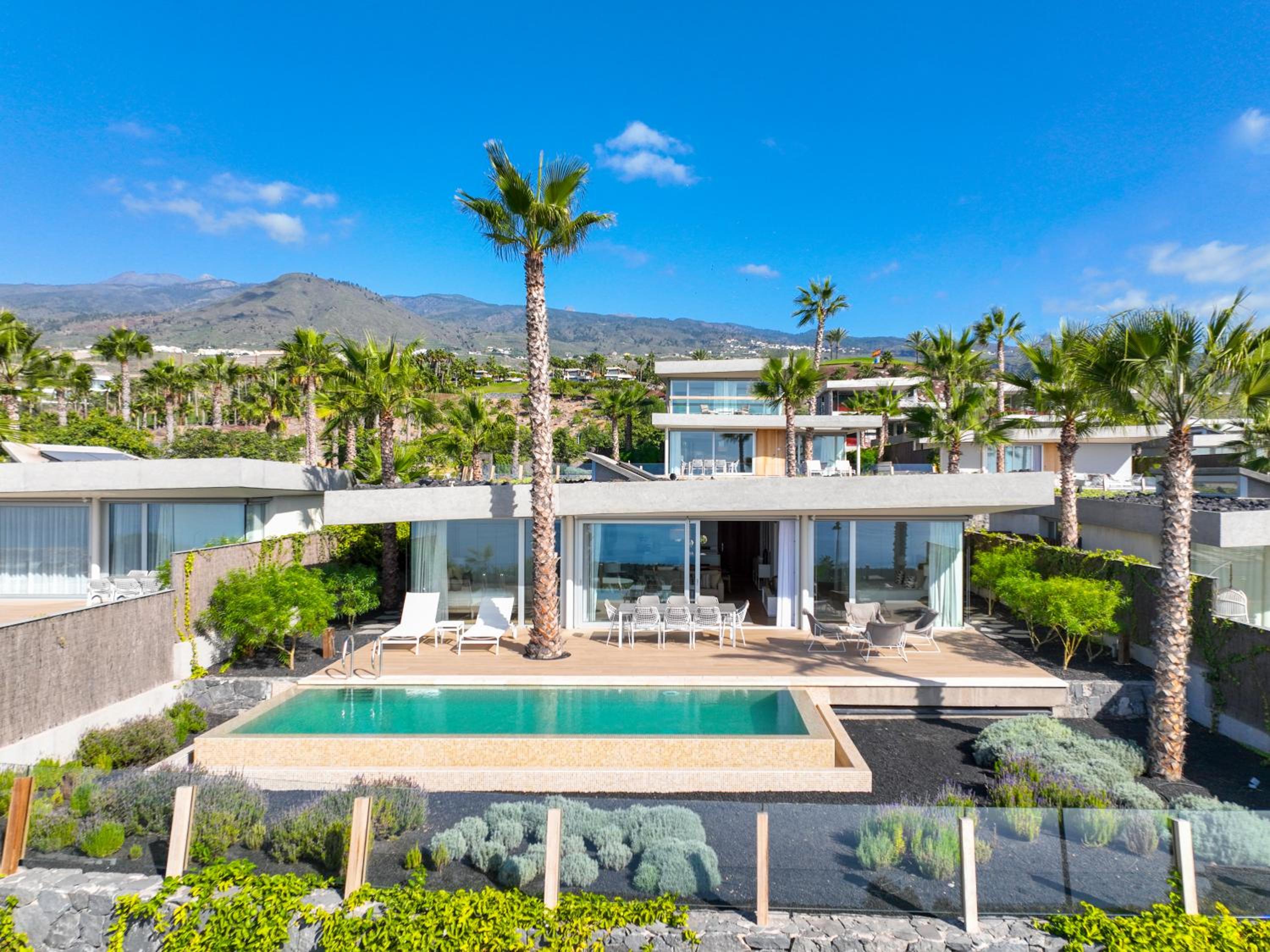 Villa de tres habitaciones con vistas al mar y piscina privada.