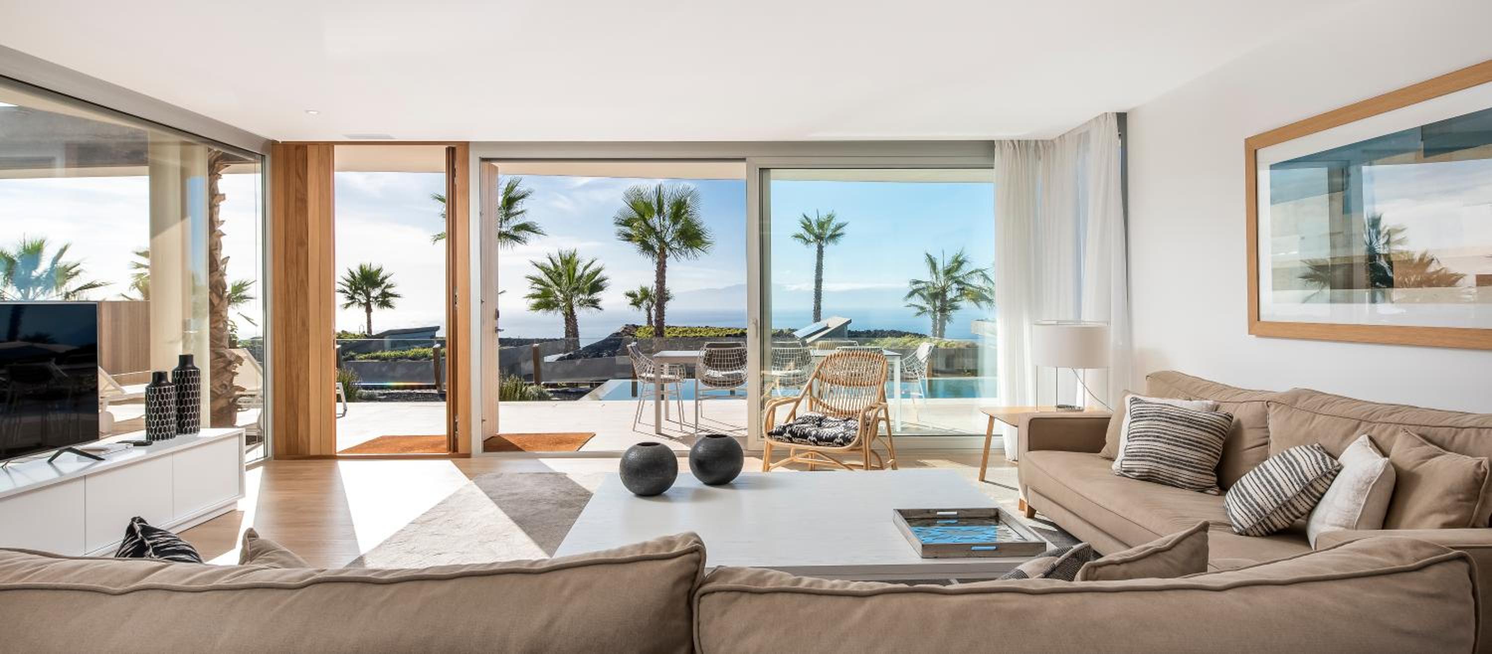 Villa de tres habitaciones con vistas al mar y piscina privada.