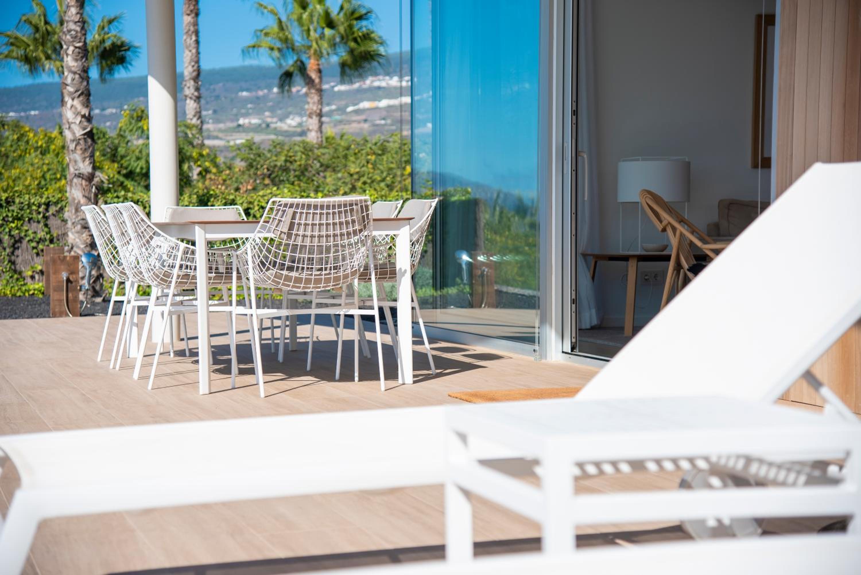 Villa de tres habitaciones con vistas al mar y piscina privada.
