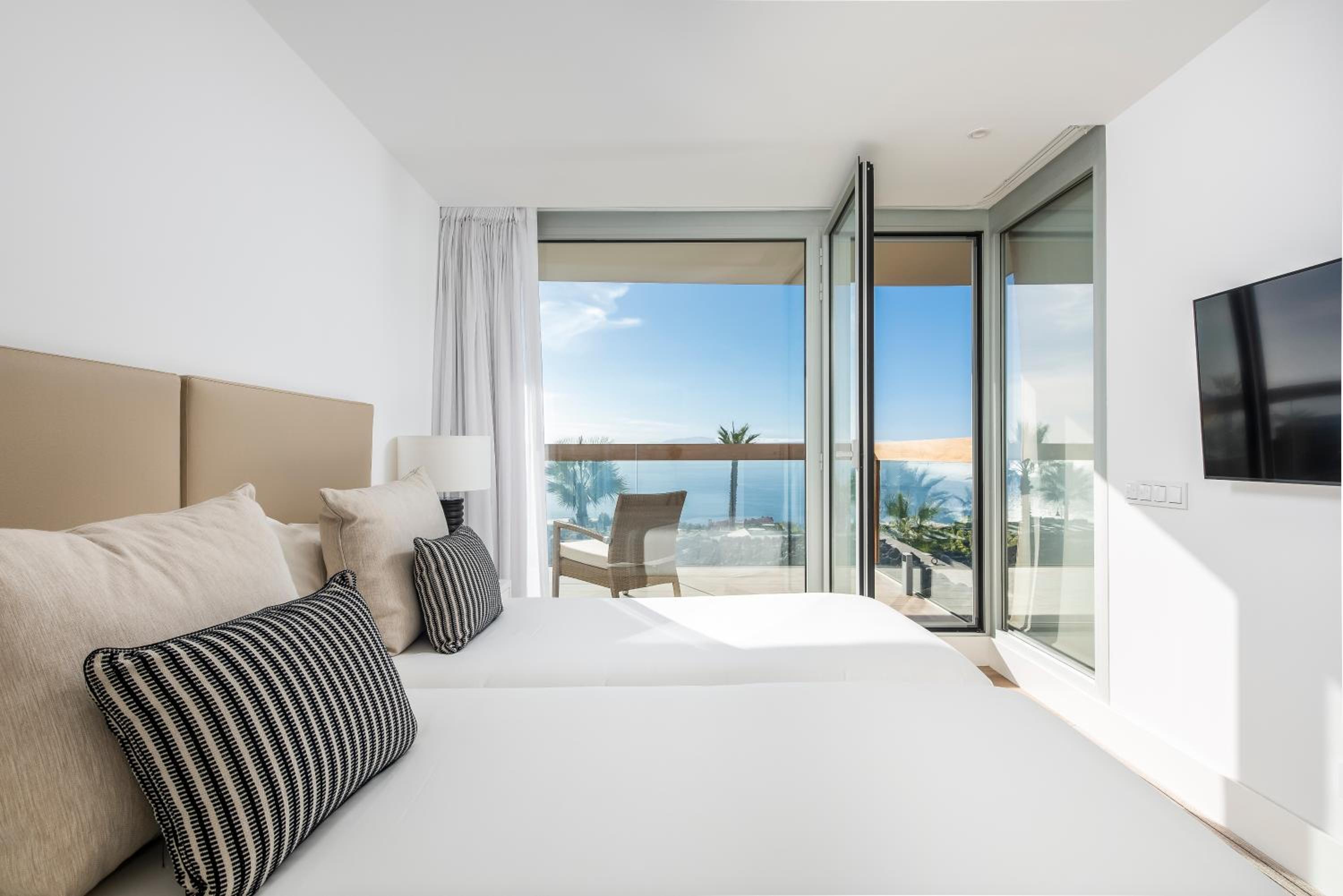 Villa de tres habitaciones con vistas al mar y piscina privada.