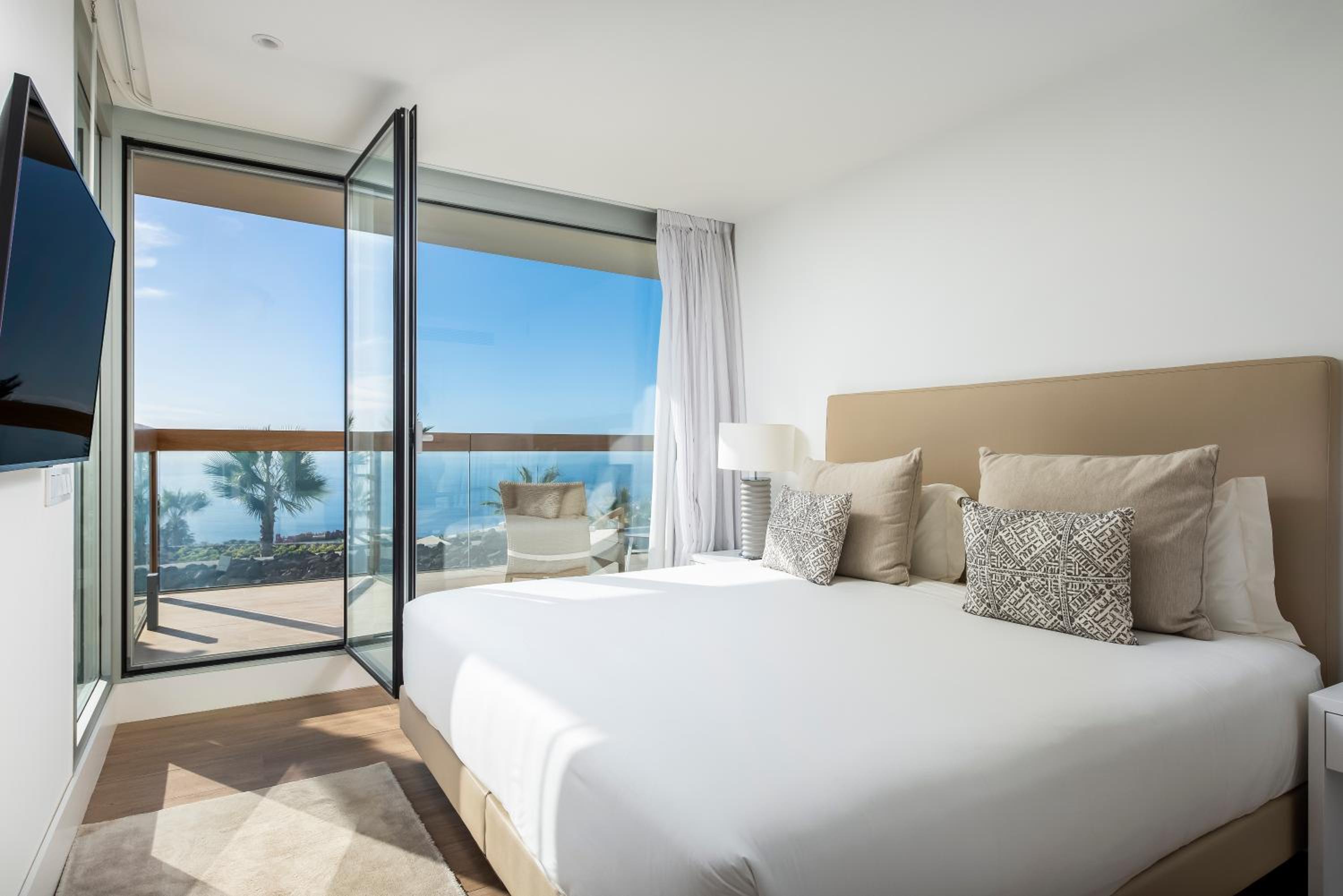 Villa de tres habitaciones con vistas al mar y piscina privada.