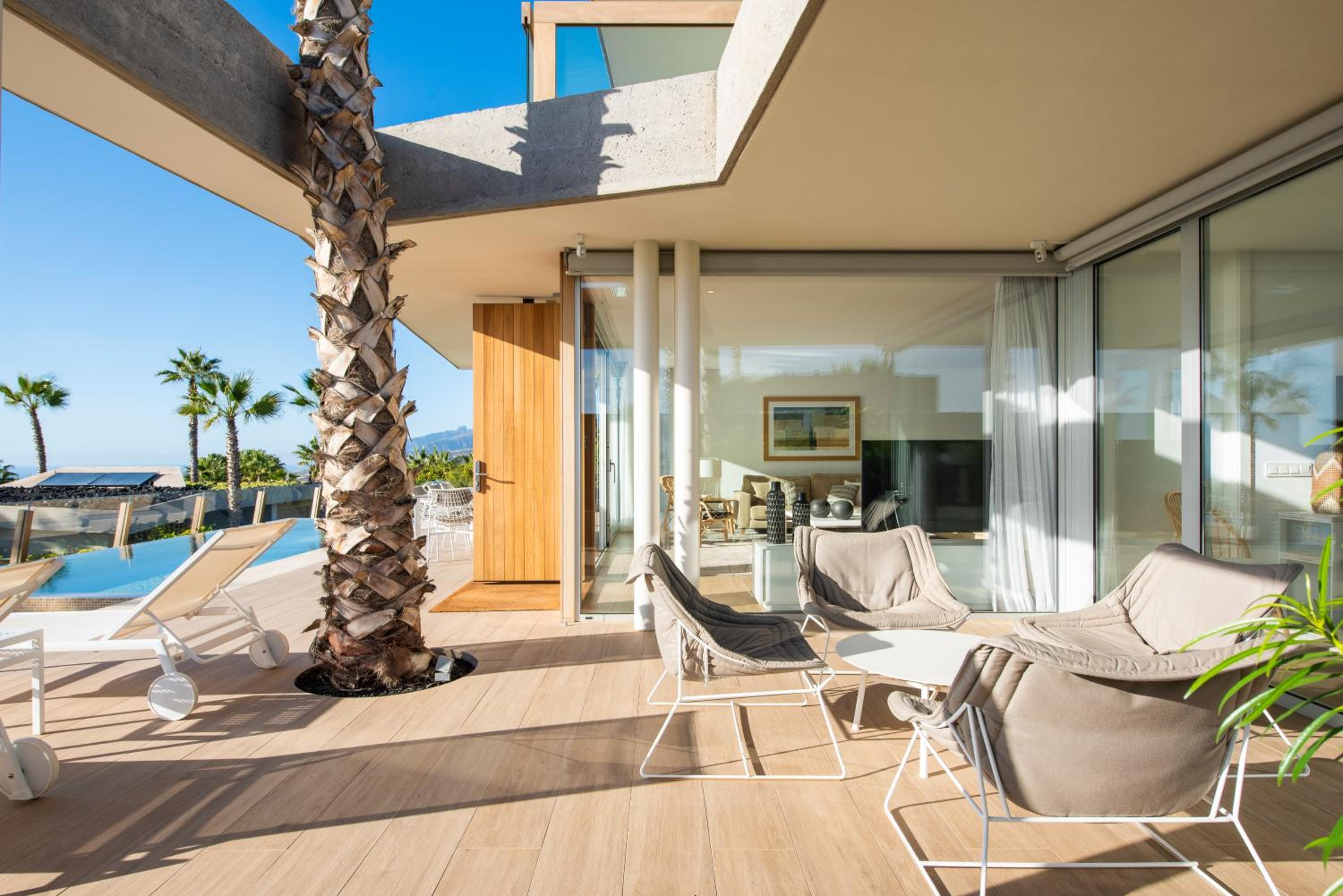 Villa de tres habitaciones con vistas al mar y piscina privada.
