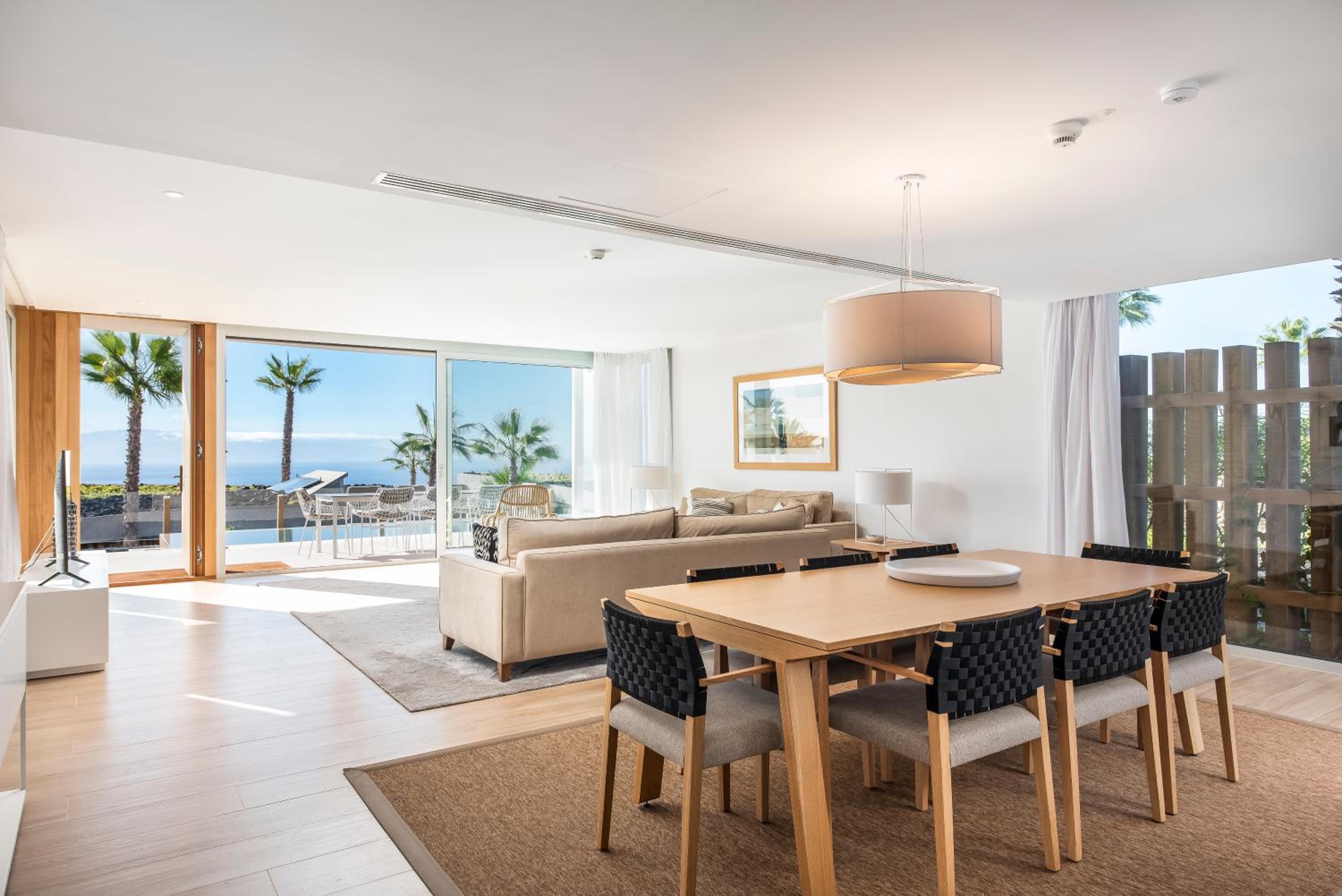 Villa de tres habitaciones con vistas al mar y piscina privada.