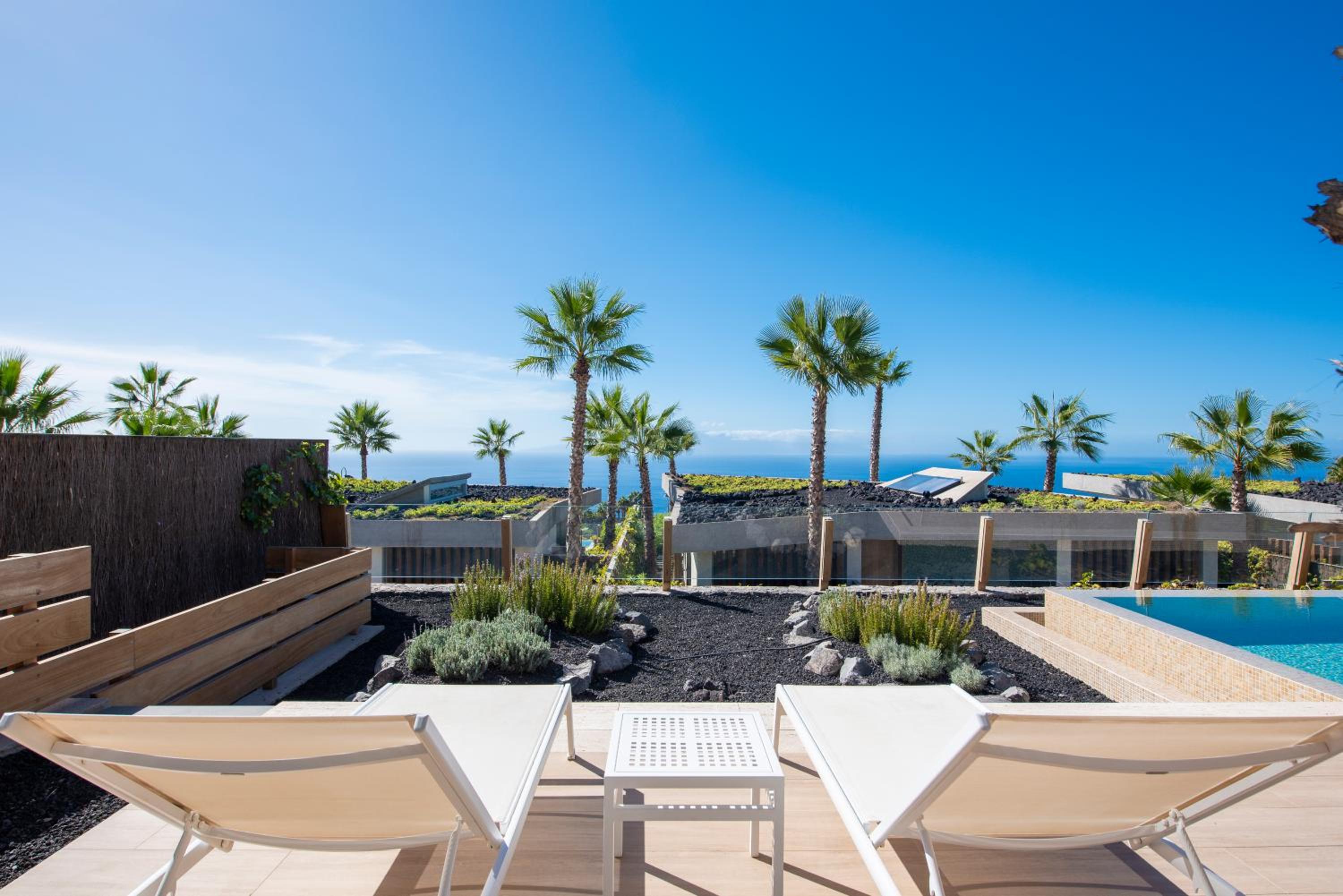 Villa de tres habitaciones con vistas al mar y piscina privada.
