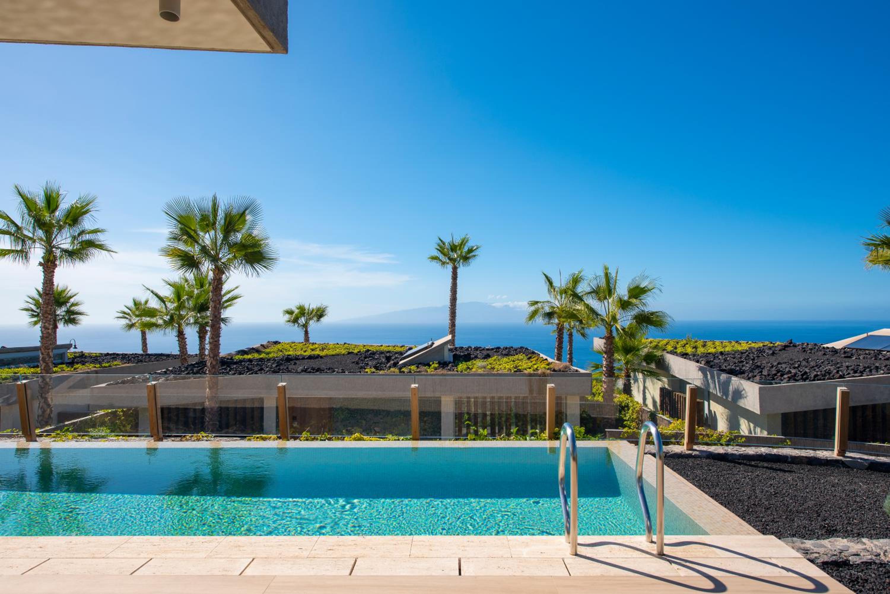Villa de tres habitaciones con vistas al mar y piscina privada.