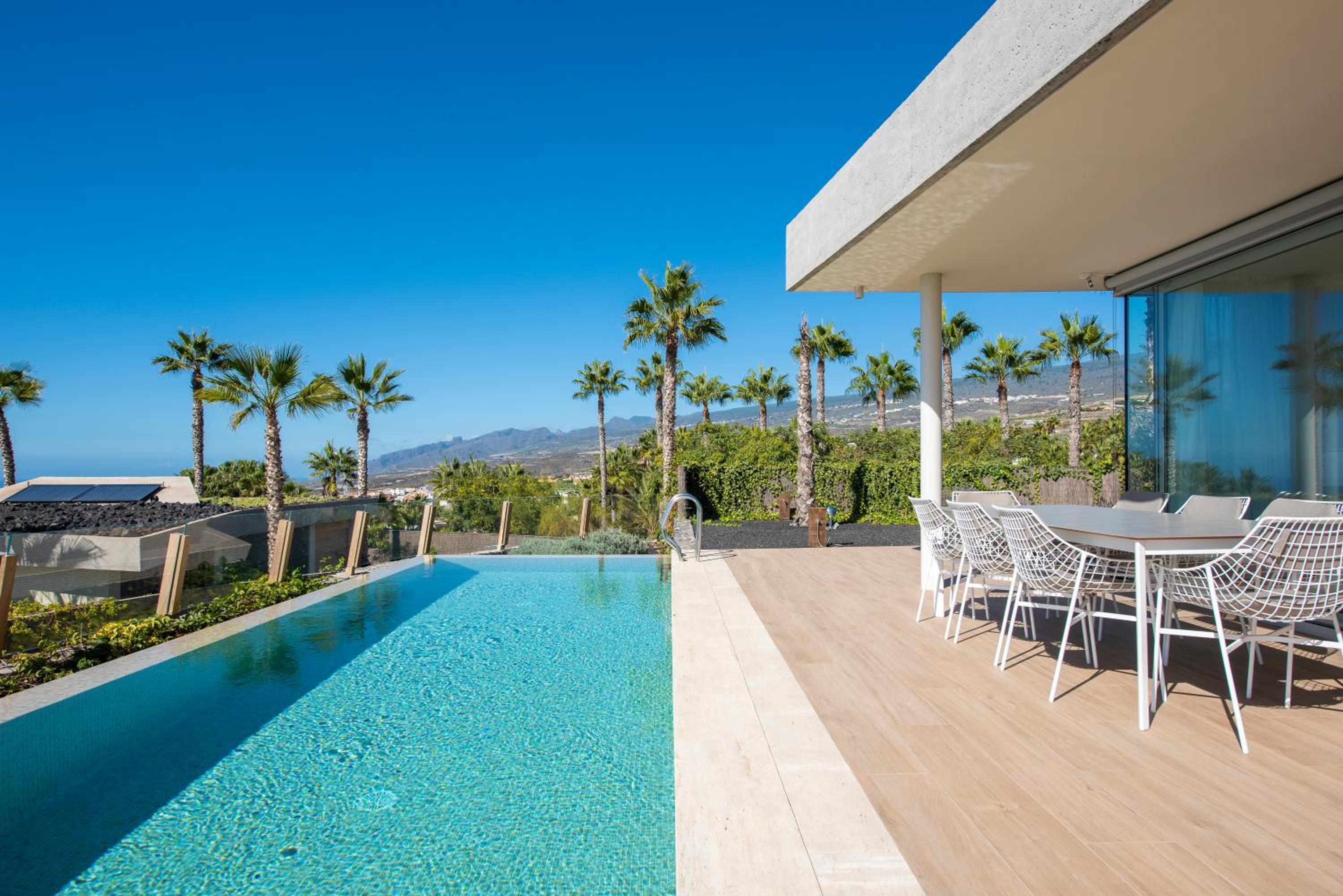 Villa de tres habitaciones con vistas al mar y piscina privada.
