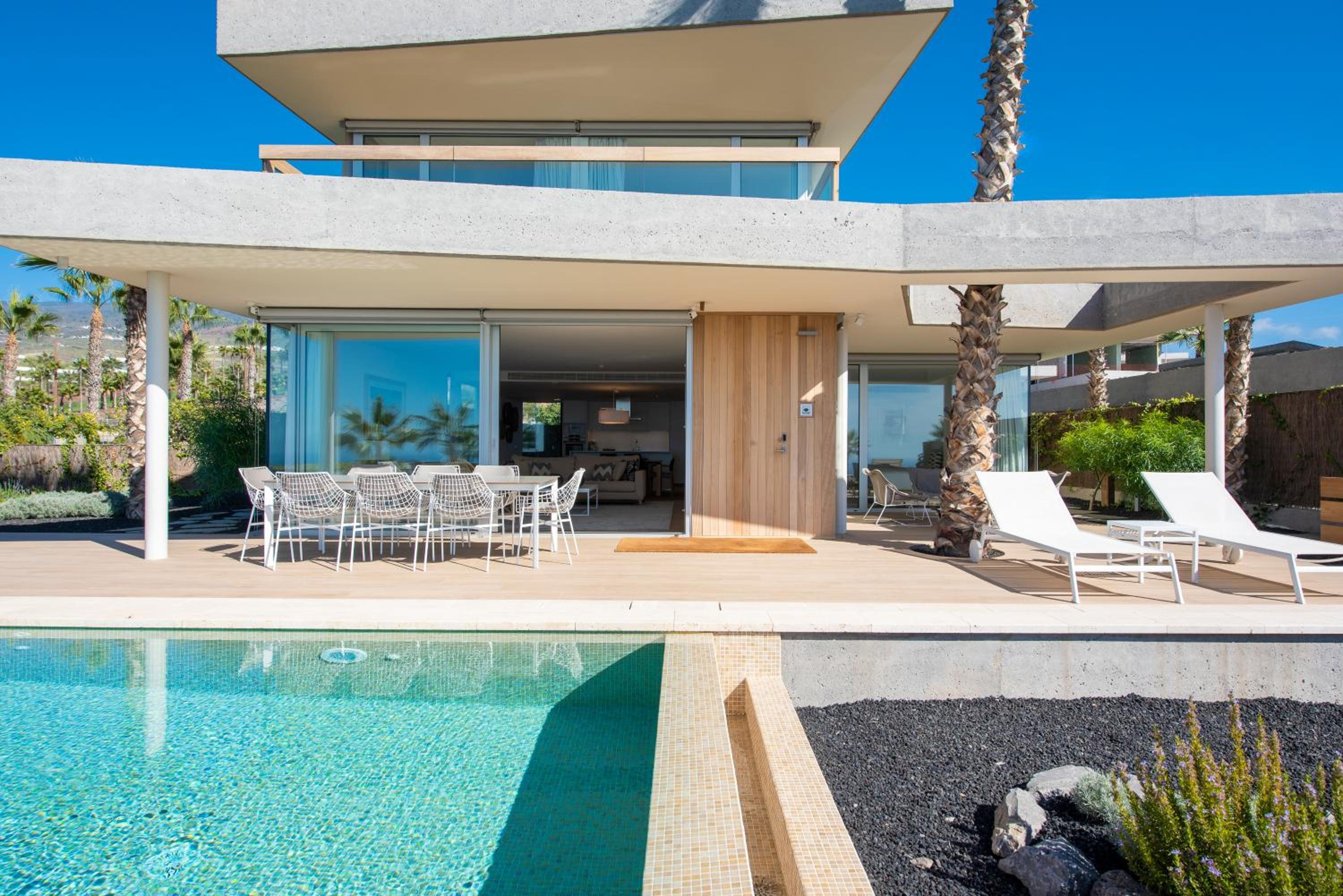 Villa de tres habitaciones con vistas al mar y piscina privada.