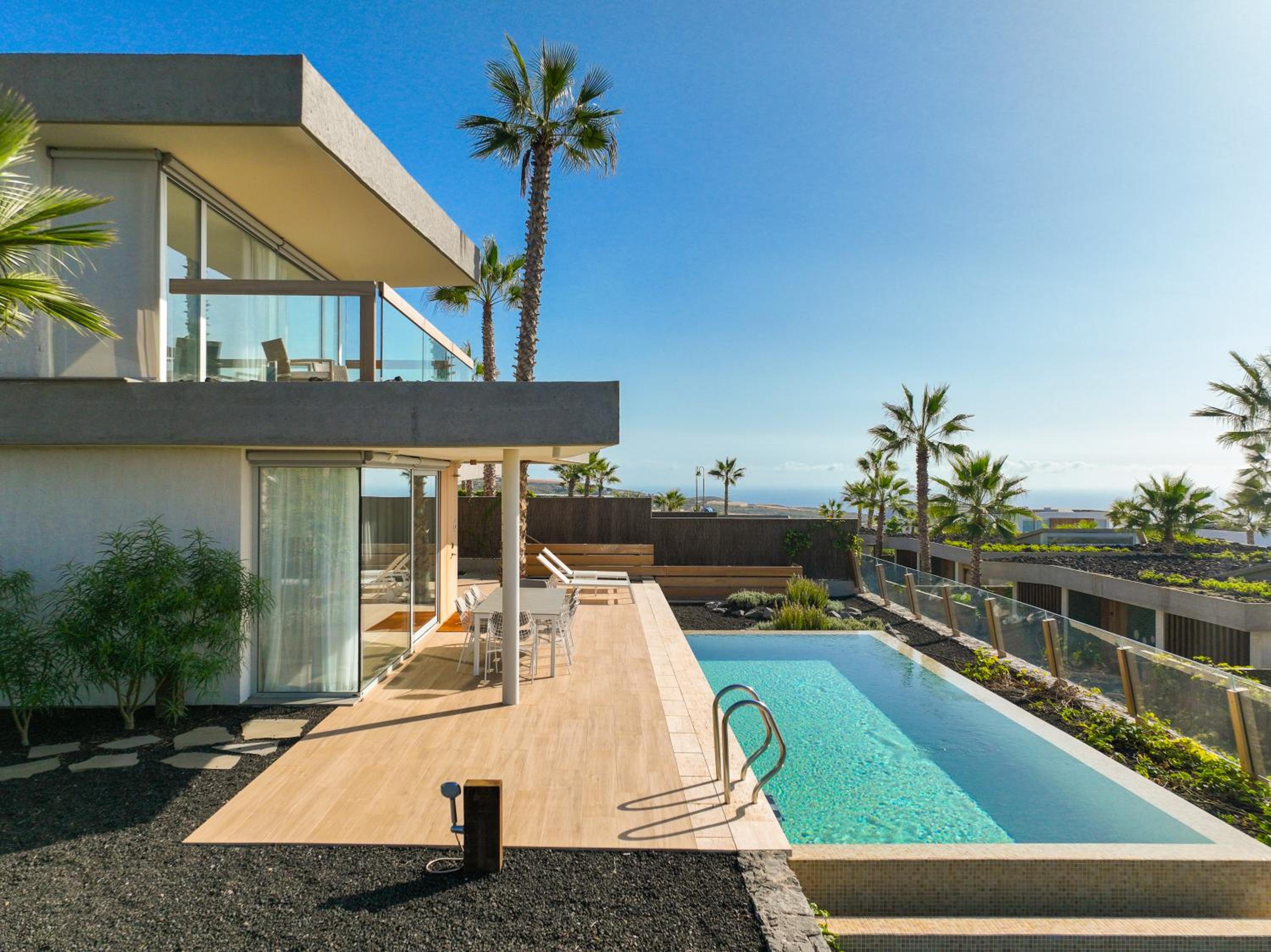 Villa de tres habitaciones con vistas al mar y piscina privada.