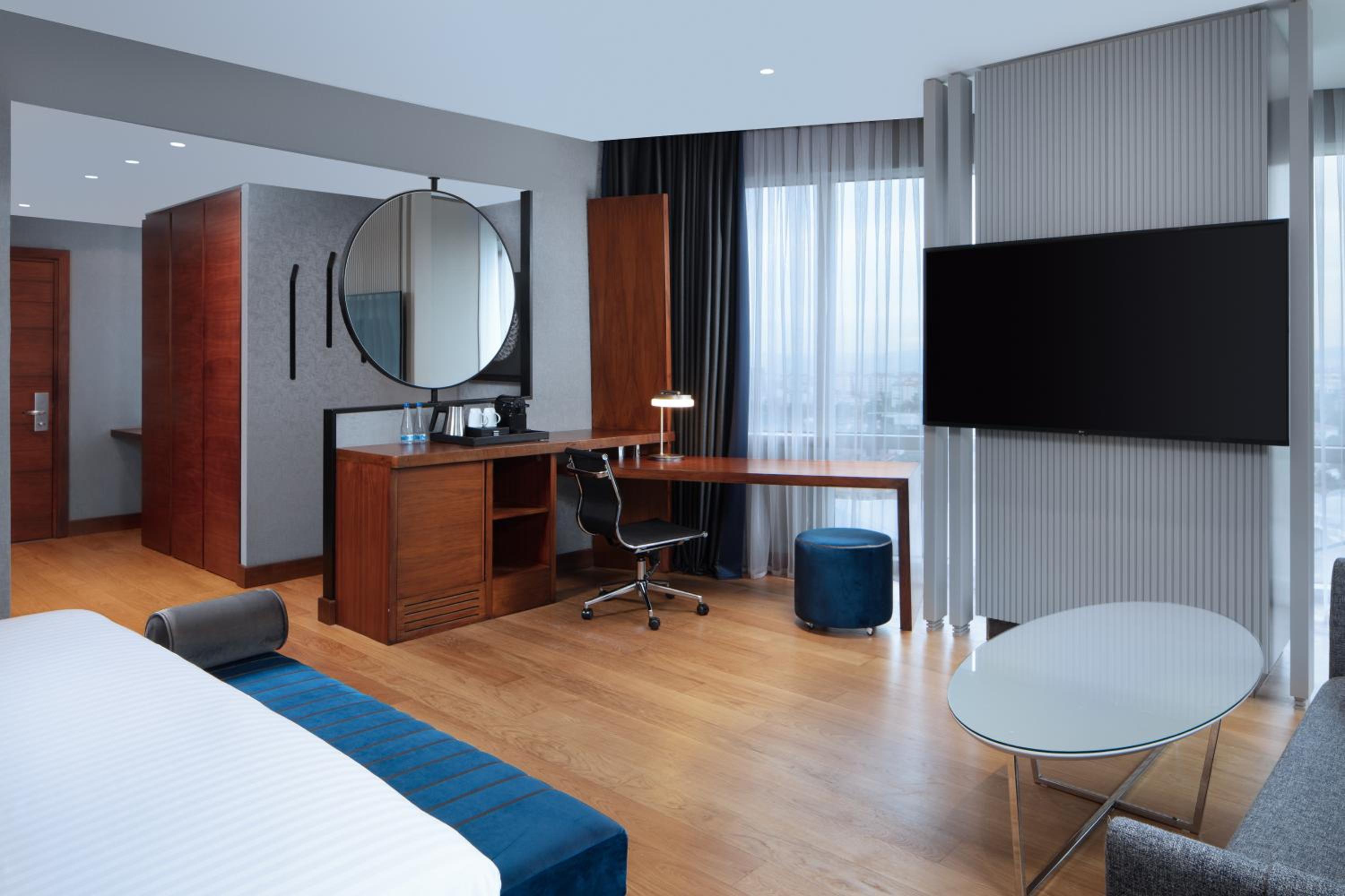 Corner Deluxe Room with City View - Club Lounge Access