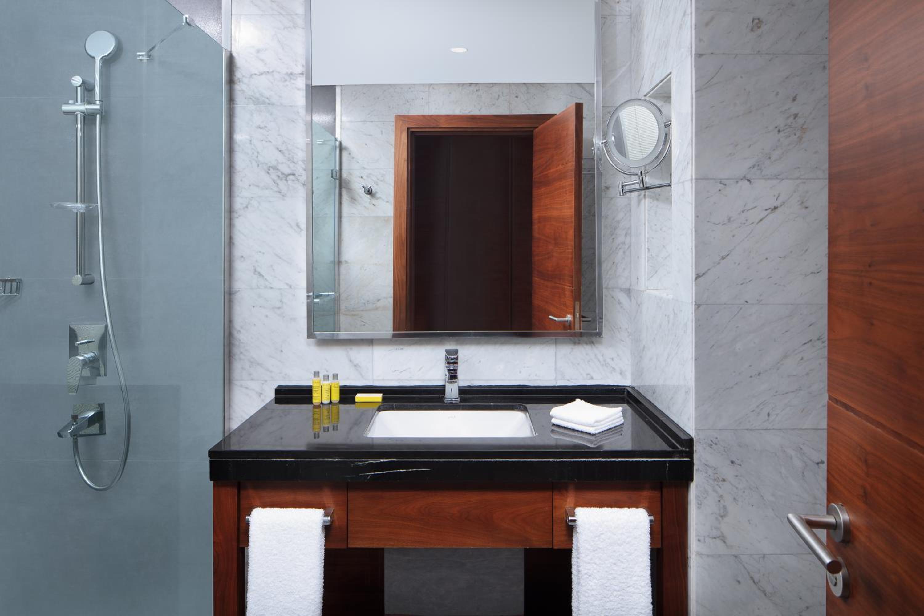 Corner Deluxe Room with City View - Club Lounge Access