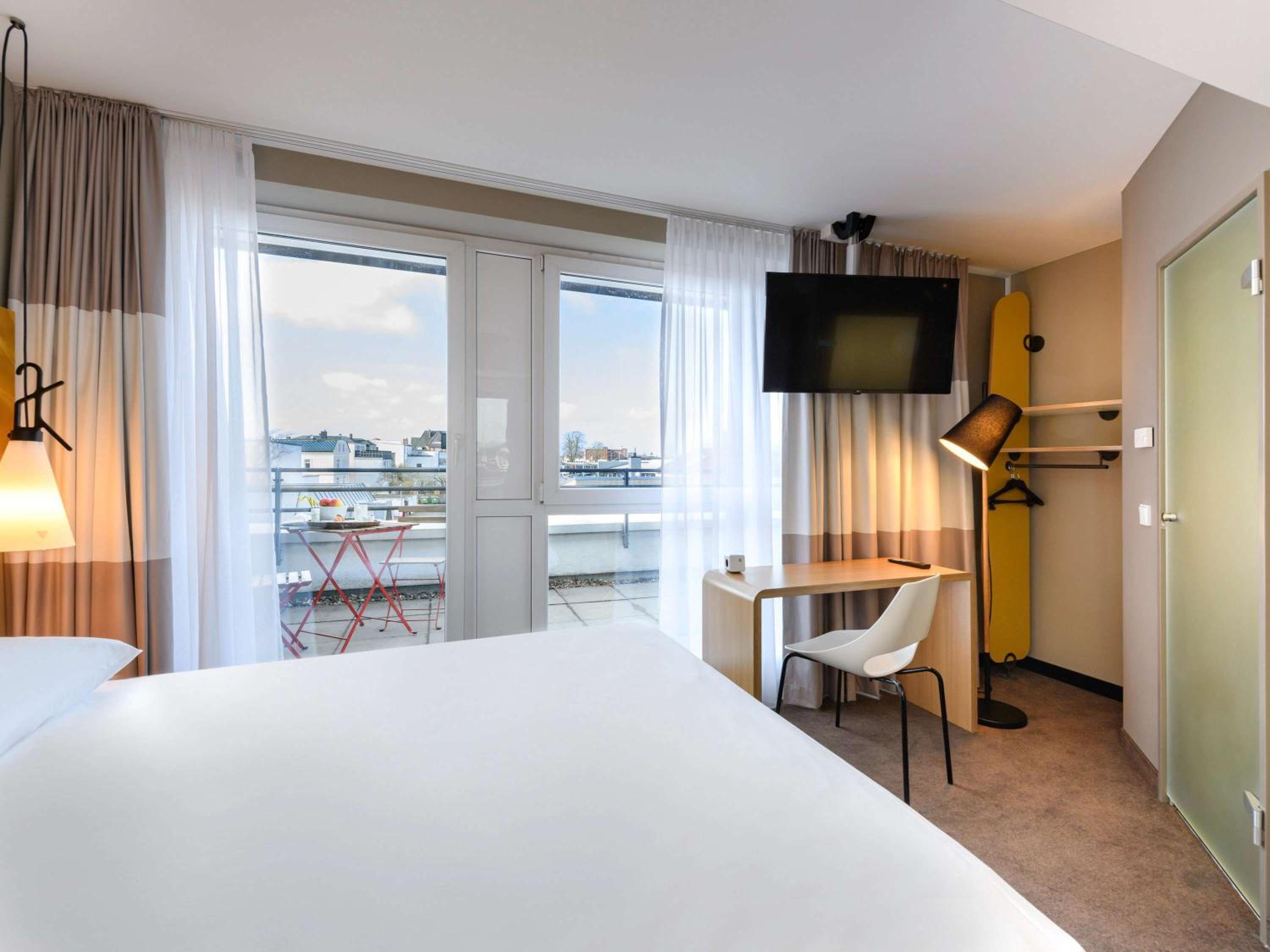 Double Room with Balcony - Photo 9