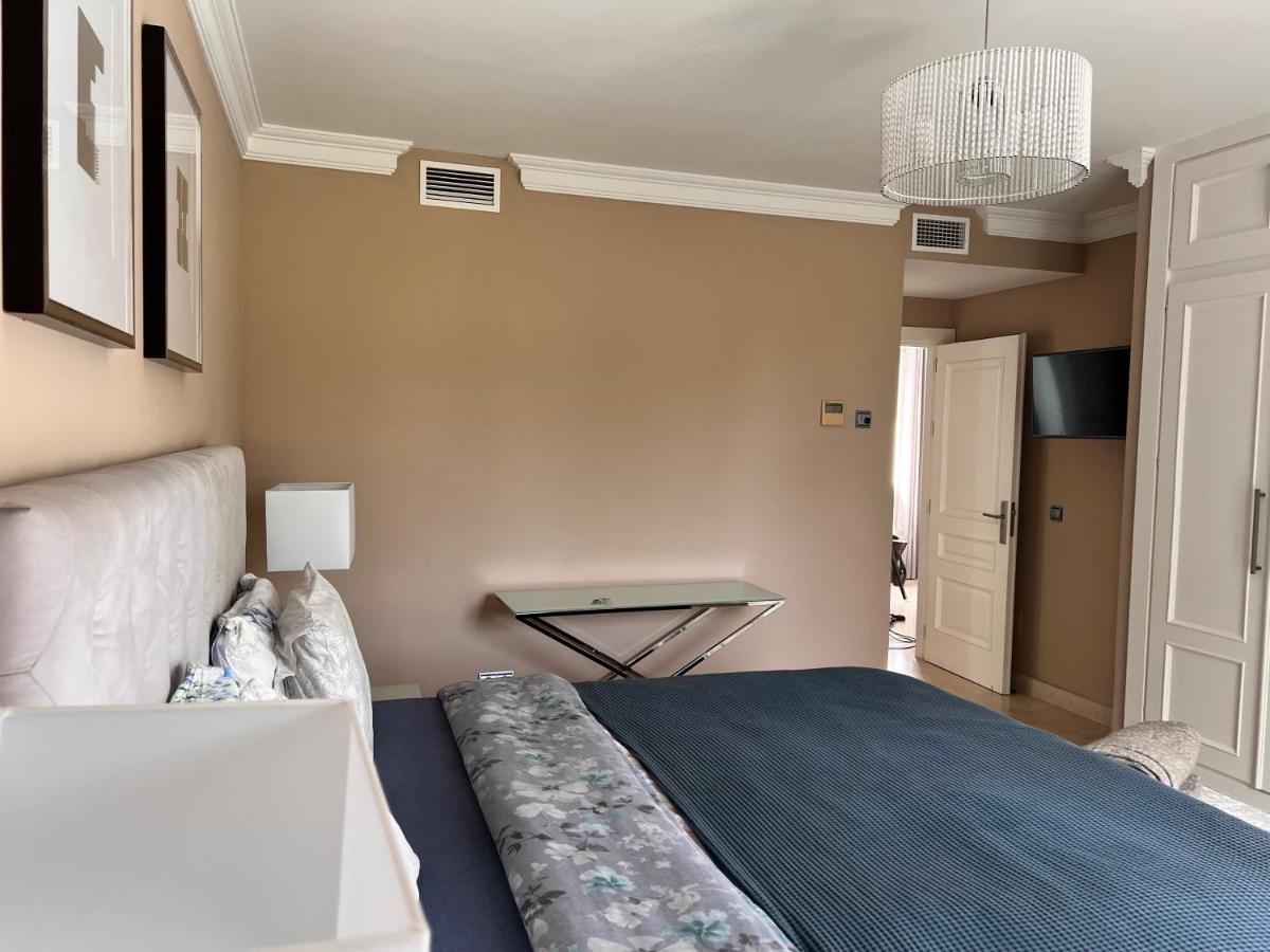 Deluxe Queen Suite