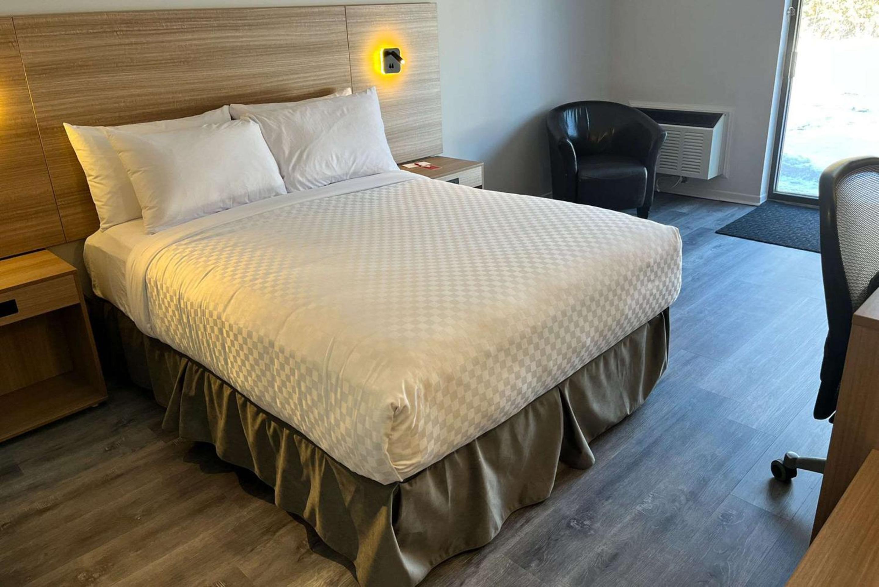 Room with One Queen bed - Second Floor (Nonsmoking room)