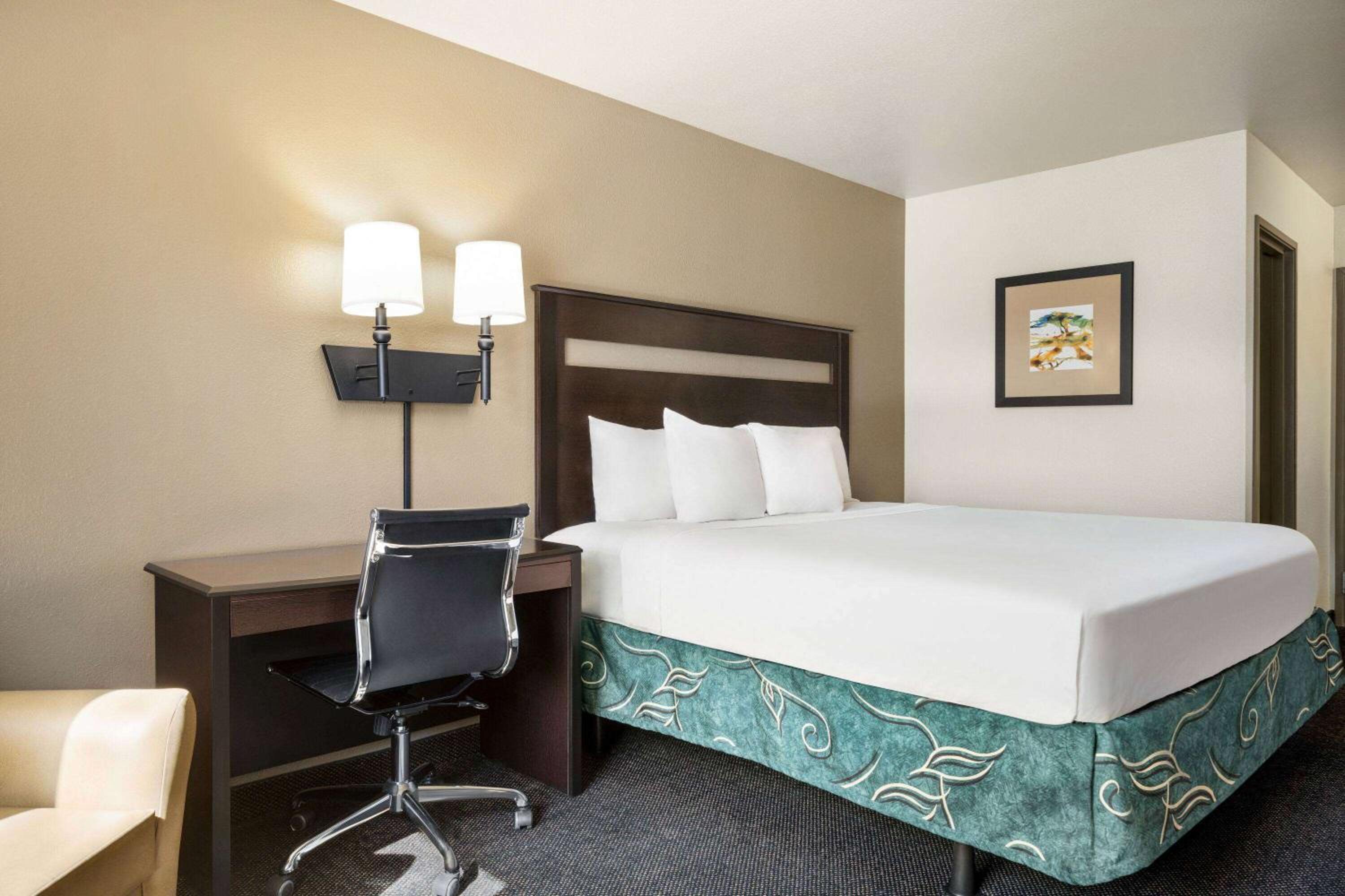 Queen Room - Non-Smoking - Non Pet Friendly
