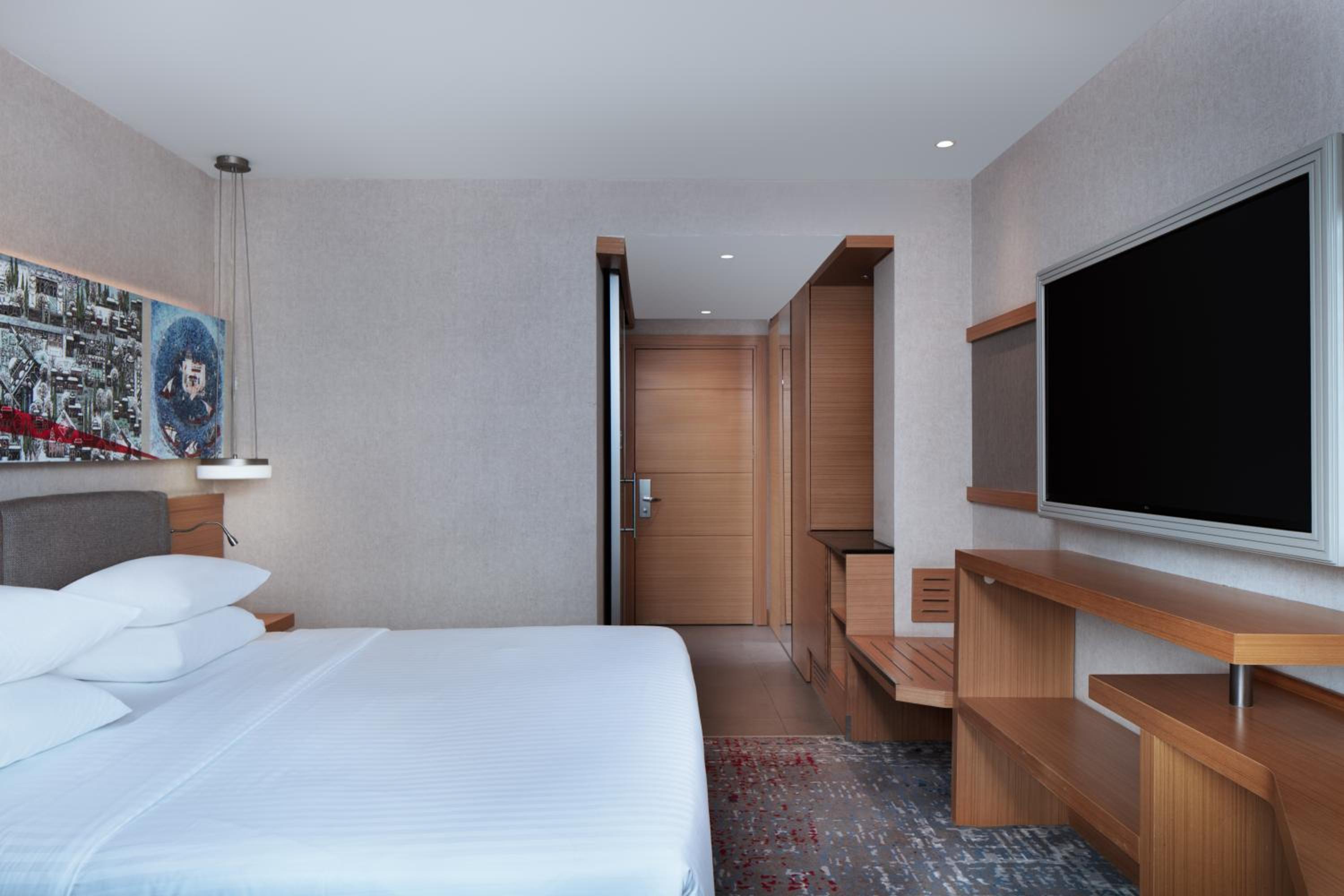 Superior King Room with City View
