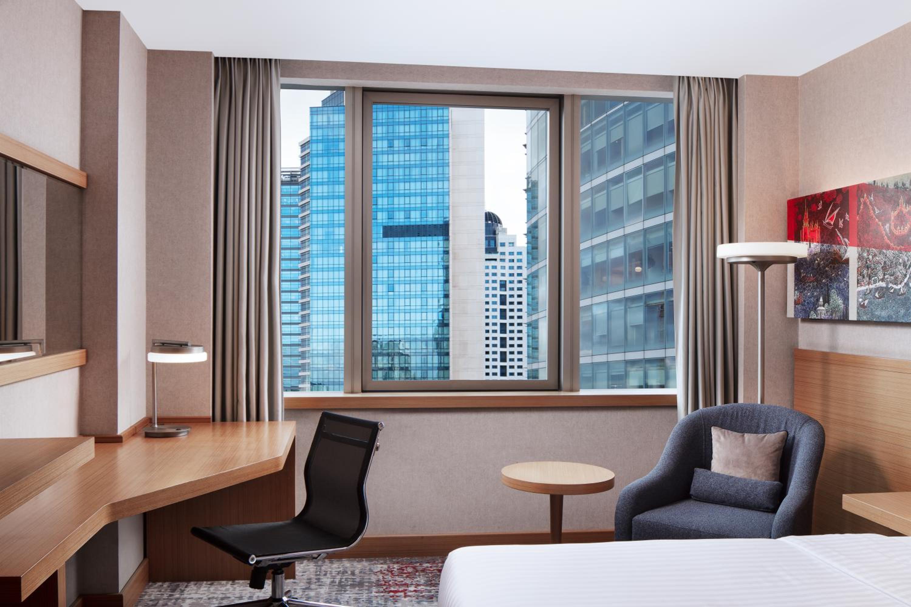 Superior King Room with City View