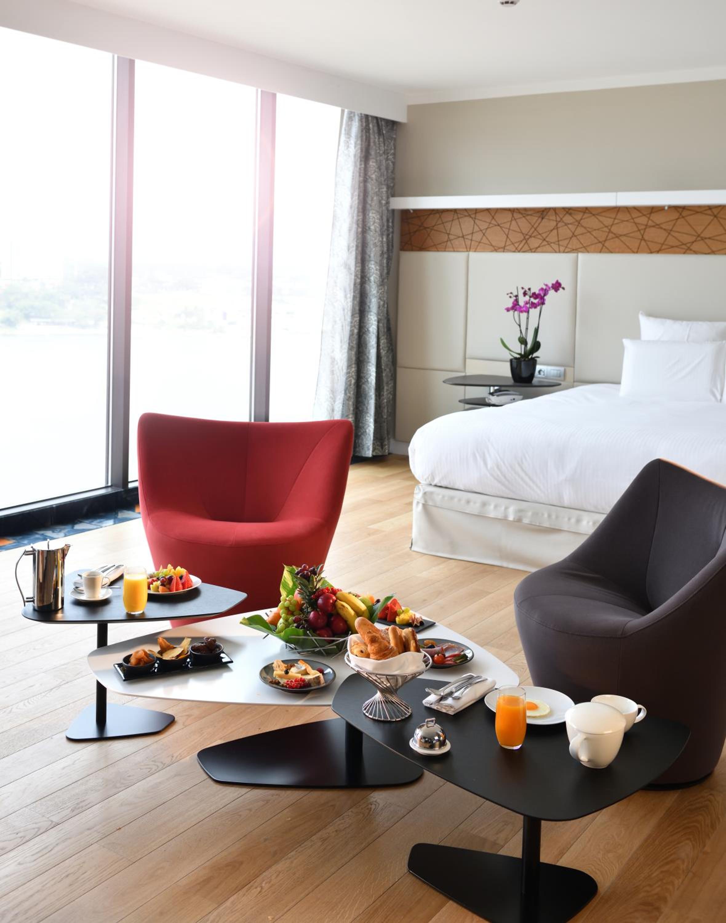 Premium Junior King Suite with Lagoon View - Photo 3