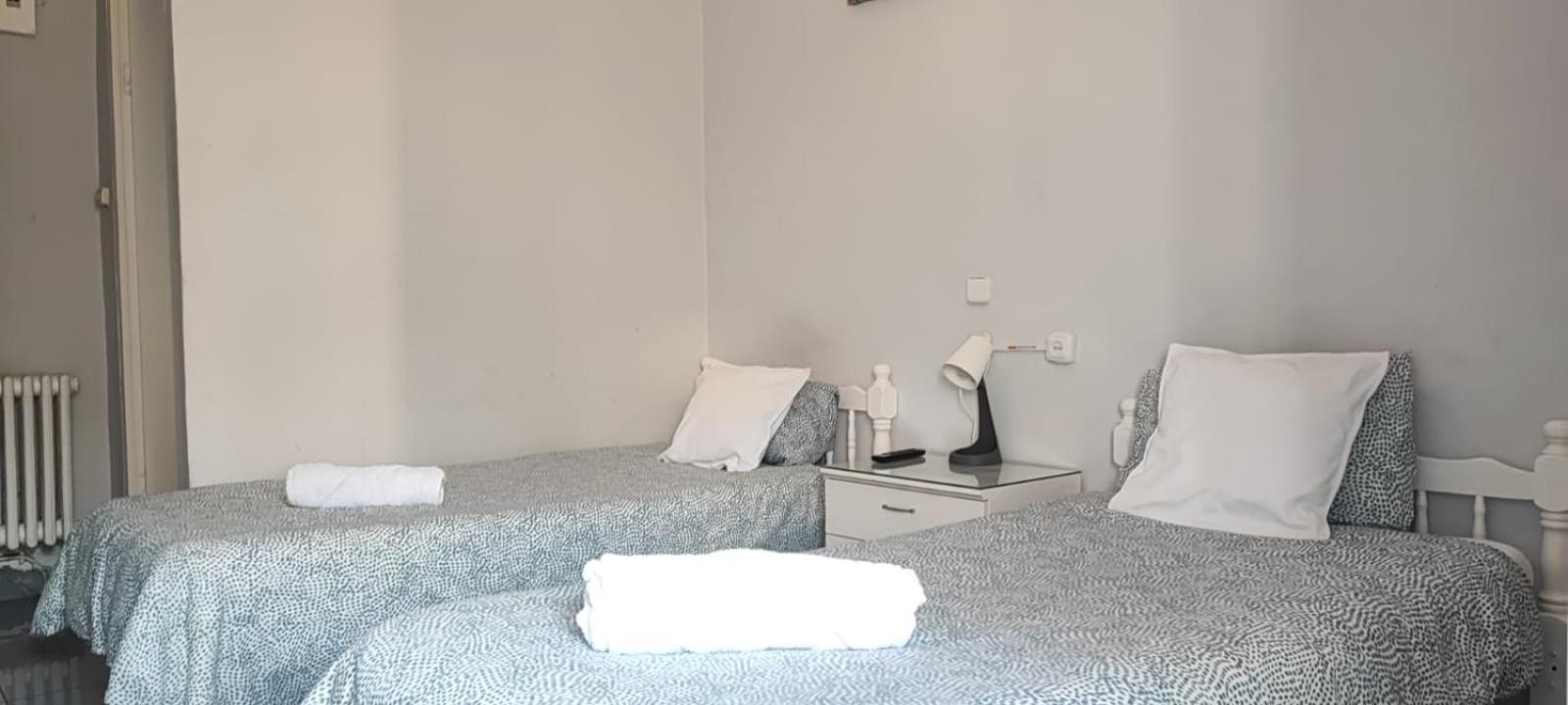 Habitación Estándar con Dos Camas y Baño Compartido