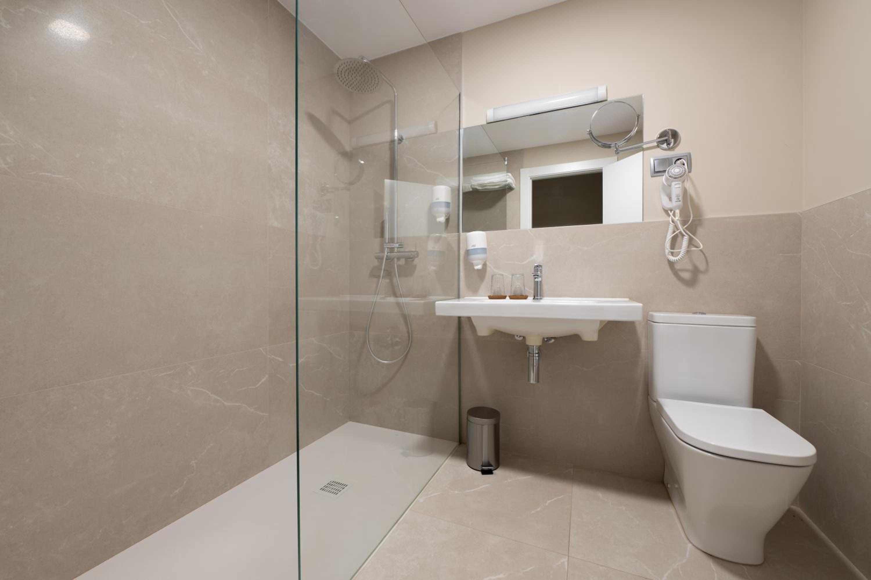Double or Twin Room with Mountain View - Photo 18