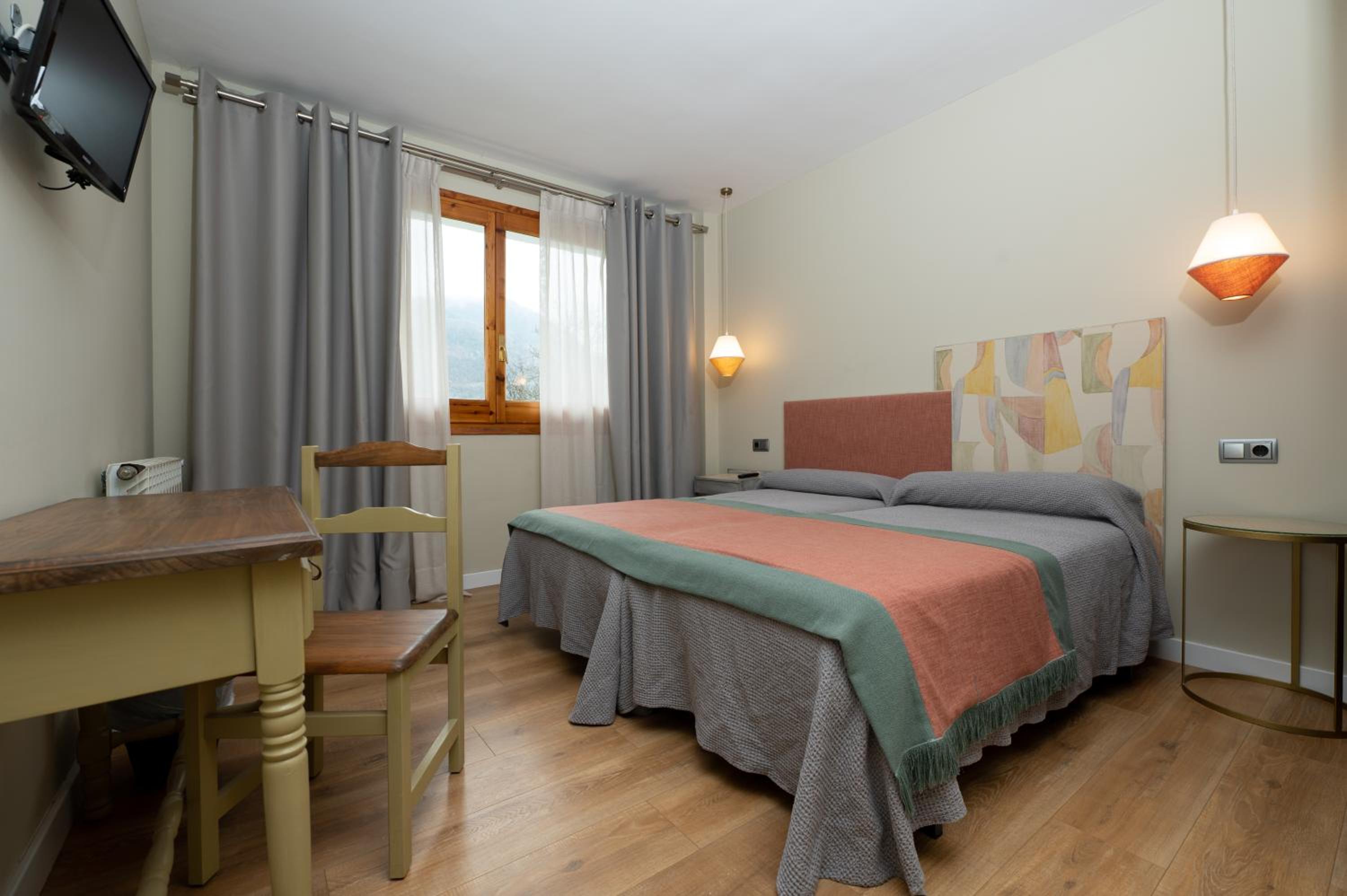 Double or Twin Room with Mountain View - Photo 7