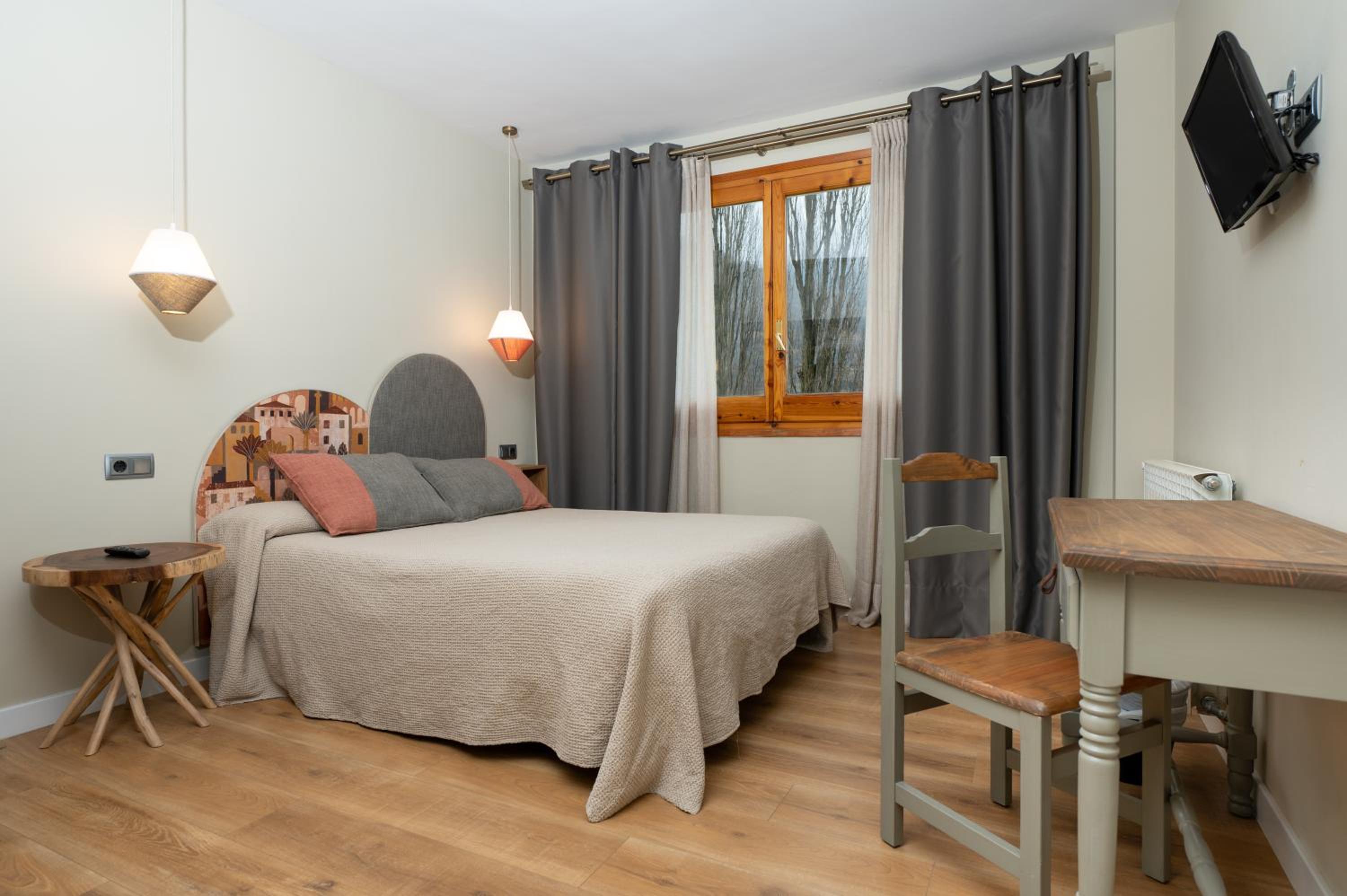 Double or Twin Room with Mountain View - Photo 10