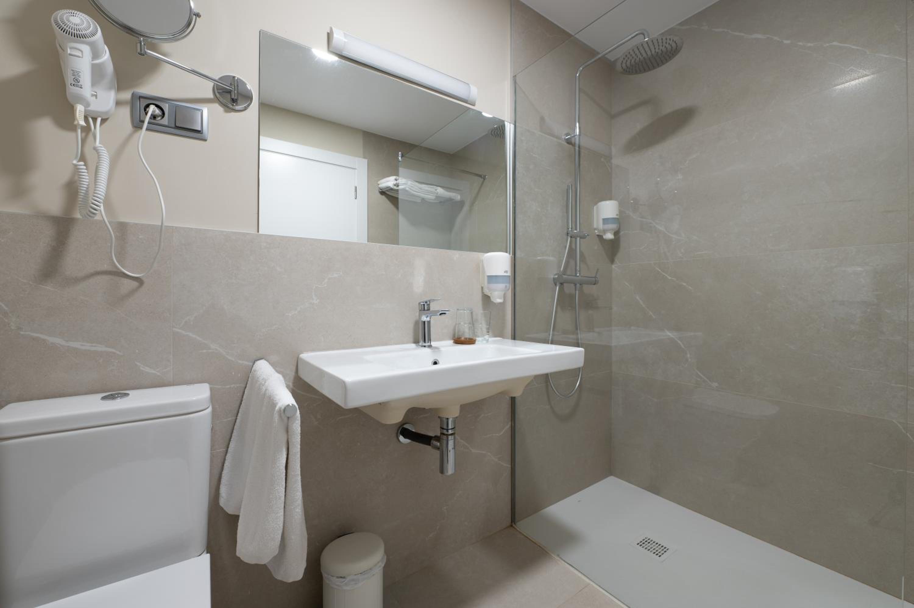 Double or Twin Room with Mountain View - Photo 14