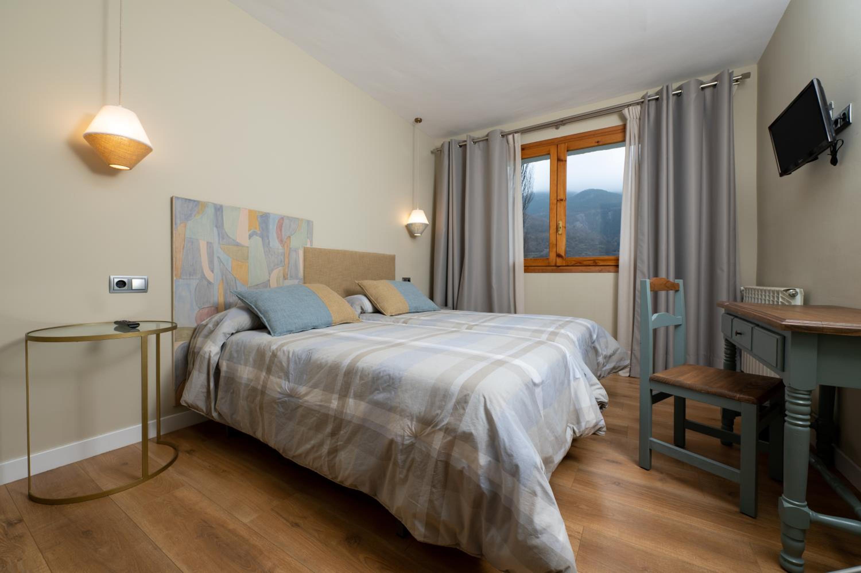 Double or Twin Room with Mountain View - Photo 3
