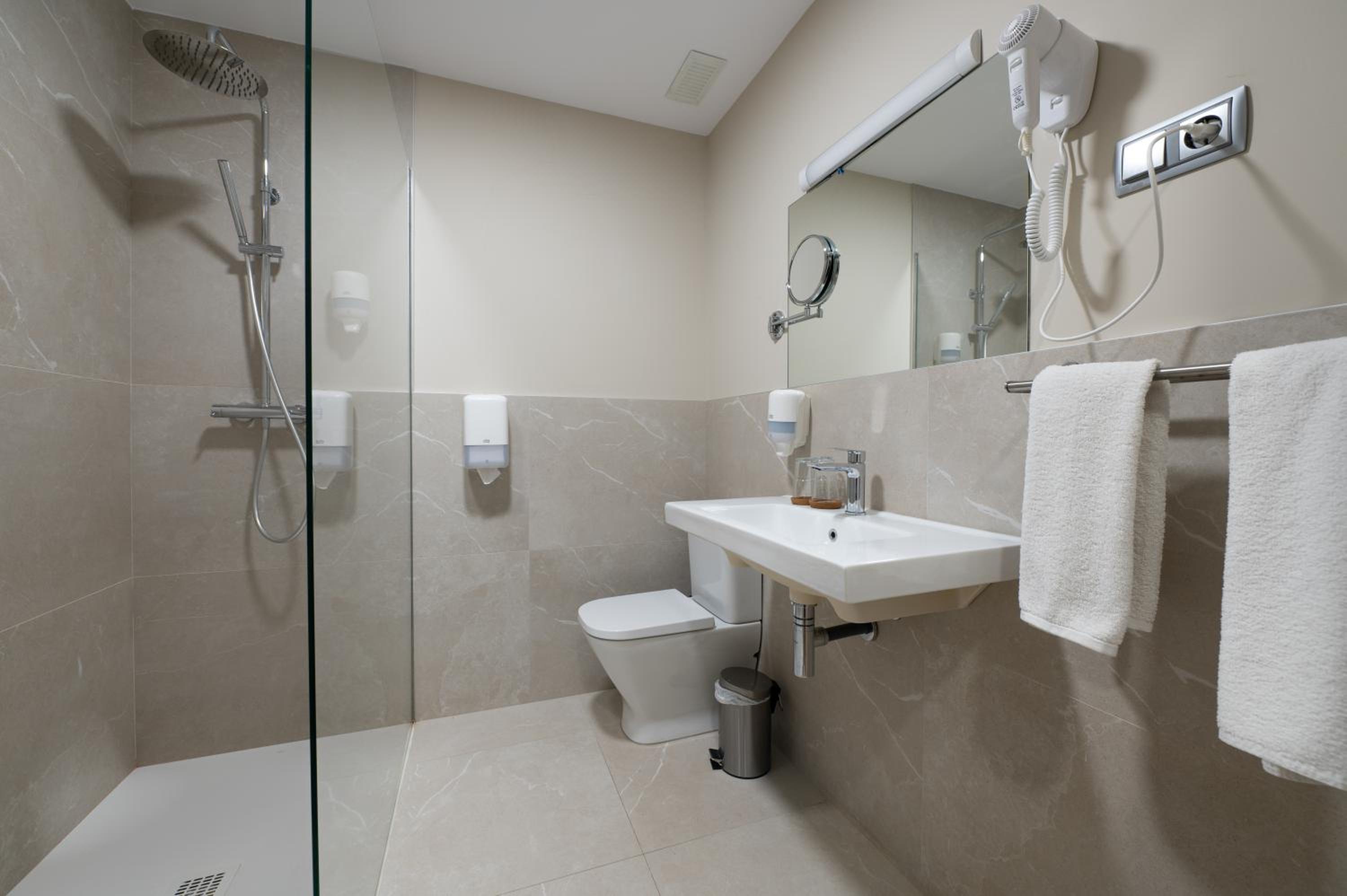 Double or Twin Room with Mountain View - Photo 13