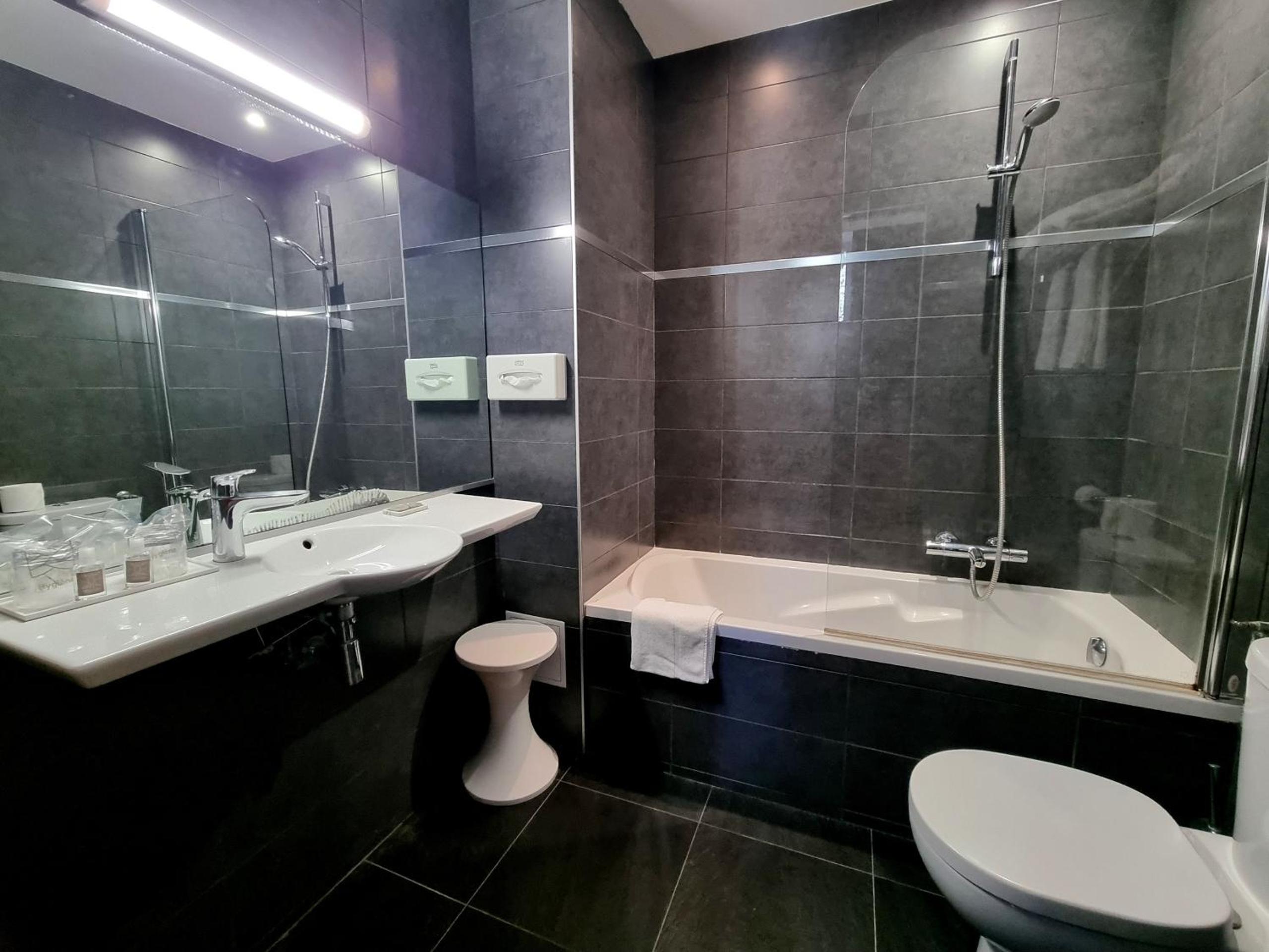 Double or Twin Room photo 3