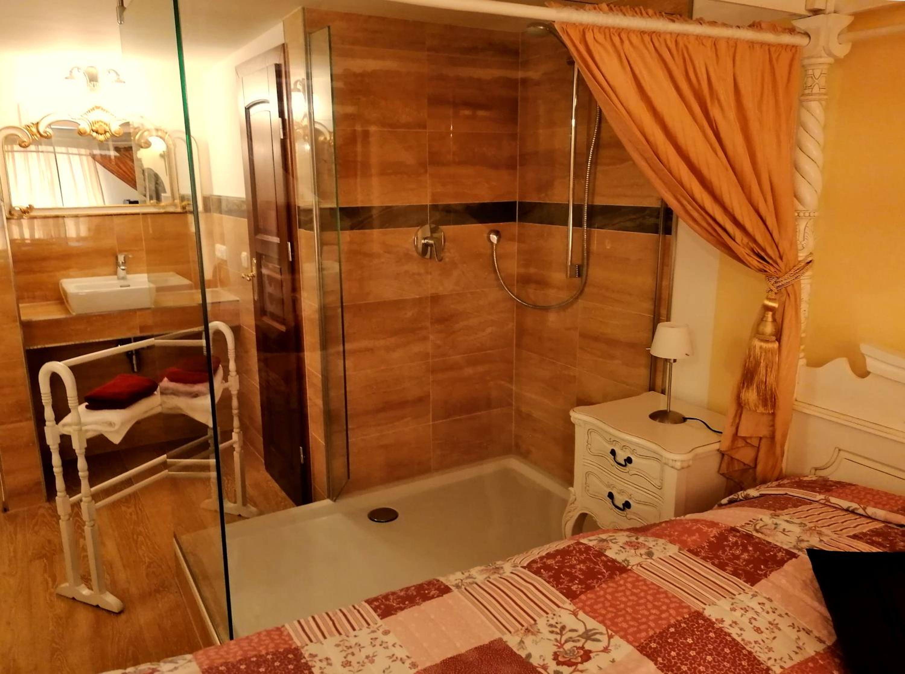 Standard Double Room - Photo 13