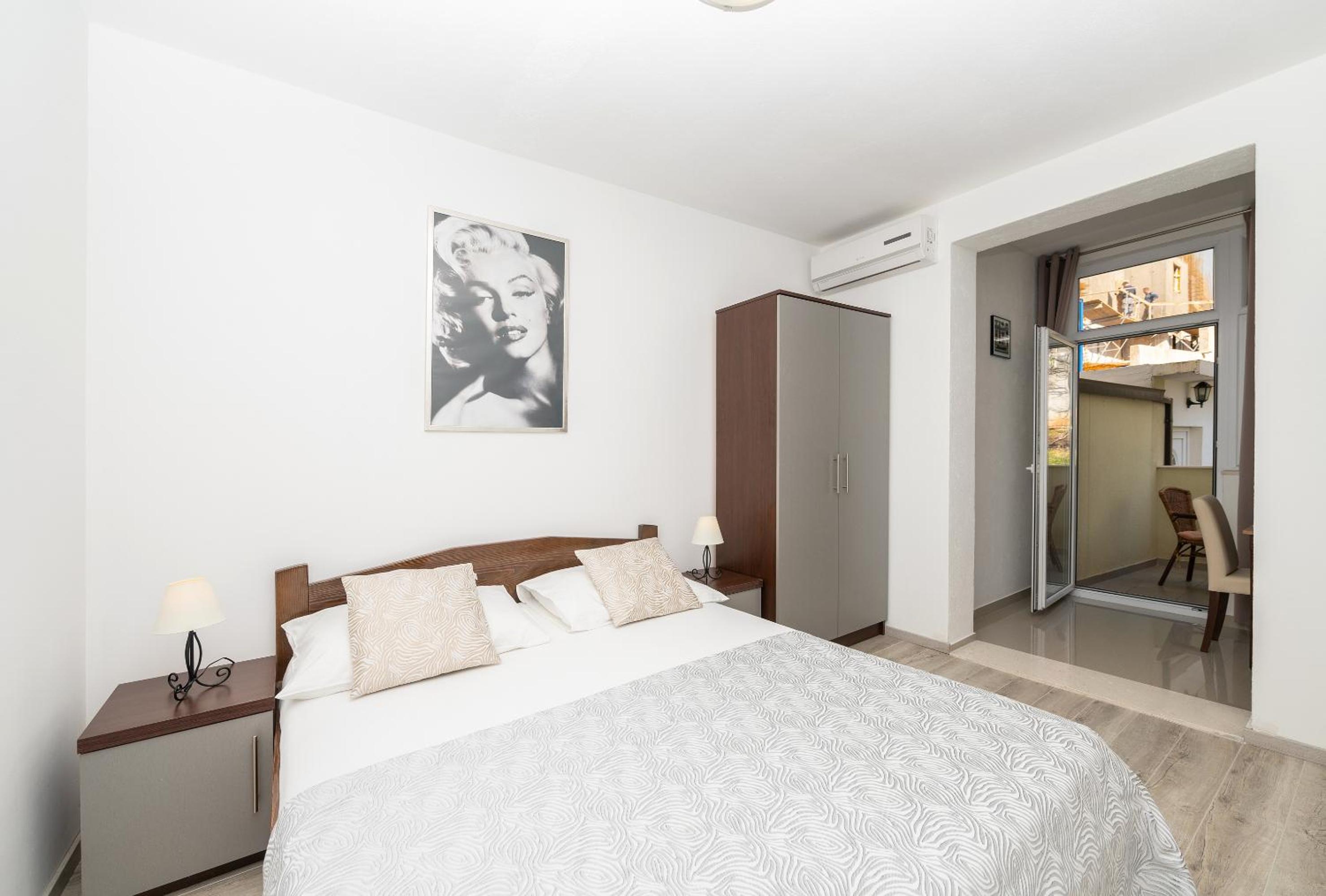 Apartment photo 2