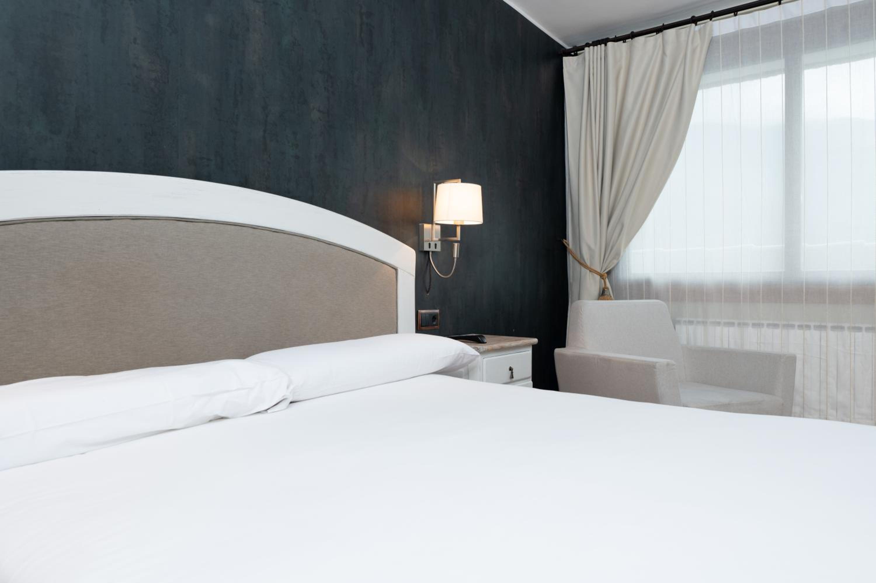 Superior Double or Twin Room with Balcony with mountain view - Photo 32