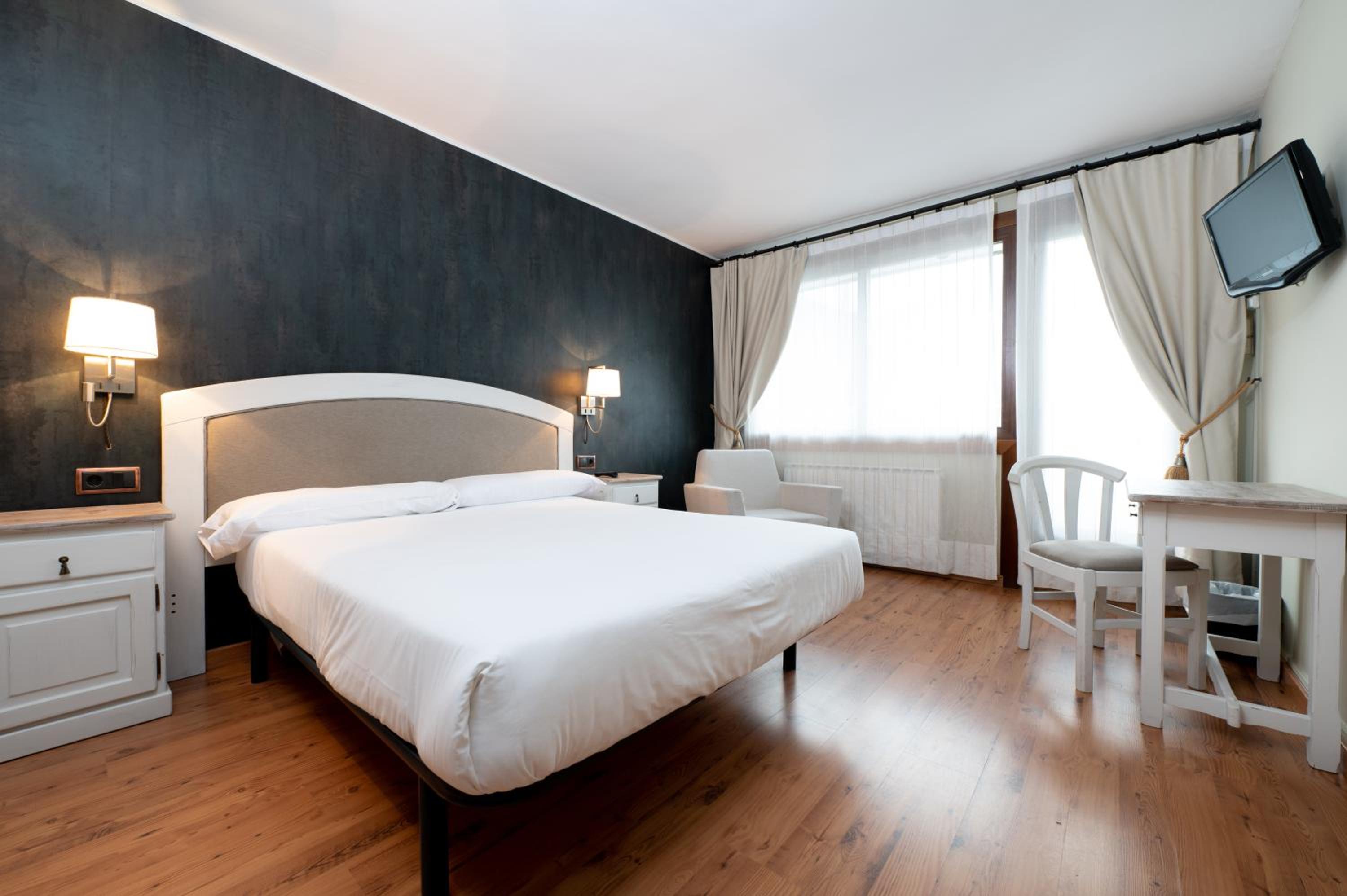 Superior Double or Twin Room with Balcony with mountain view - Photo 24
