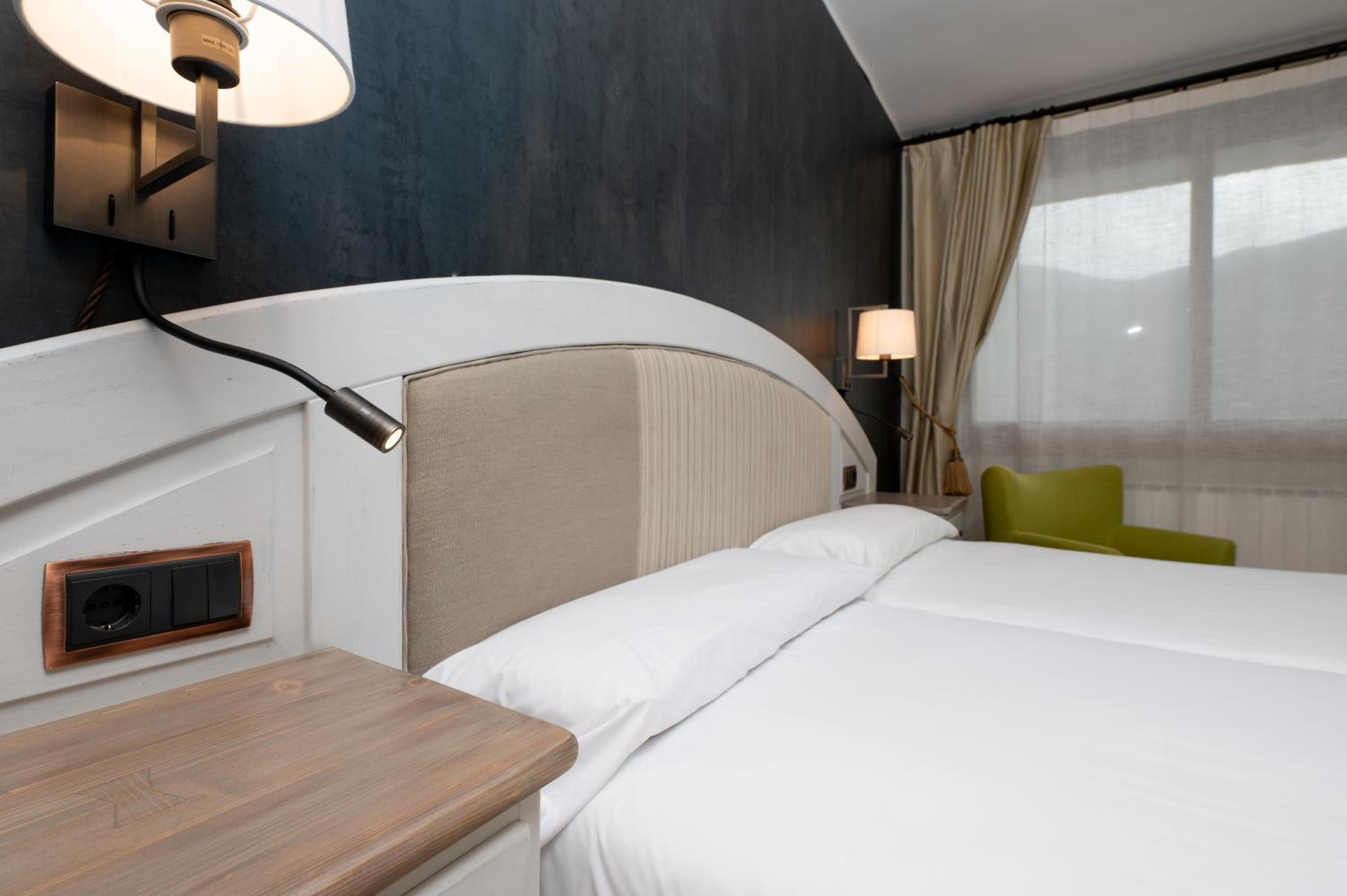 Superior Double or Twin Room with Balcony with mountain view - Photo 7
