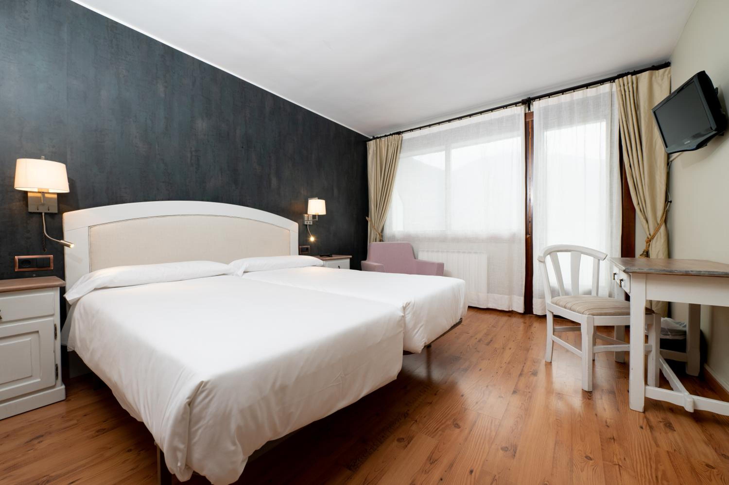 Superior Double or Twin Room with Balcony with mountain view - Photo 19