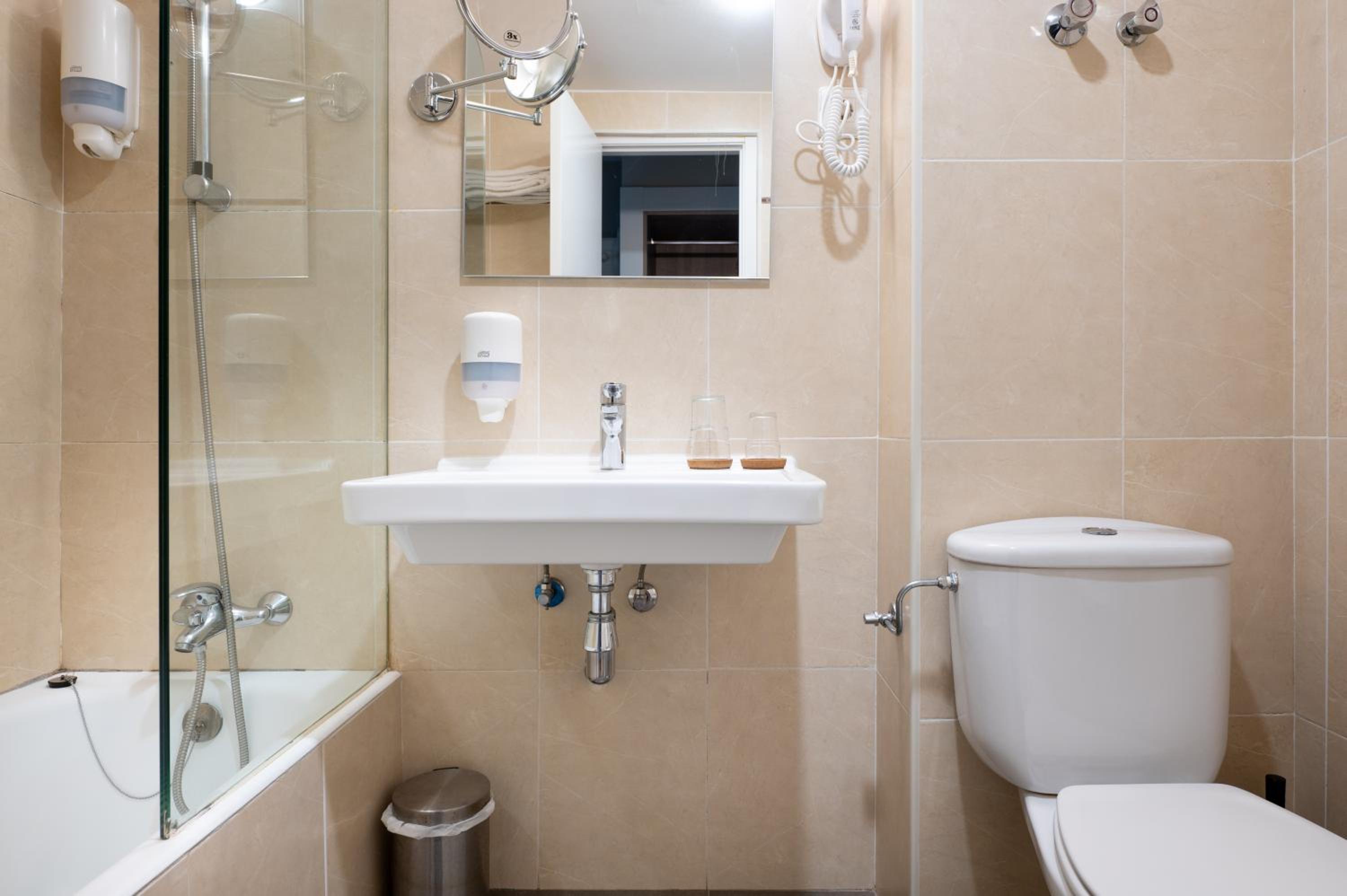 Superior Double or Twin Room with Balcony with mountain view - Photo 15