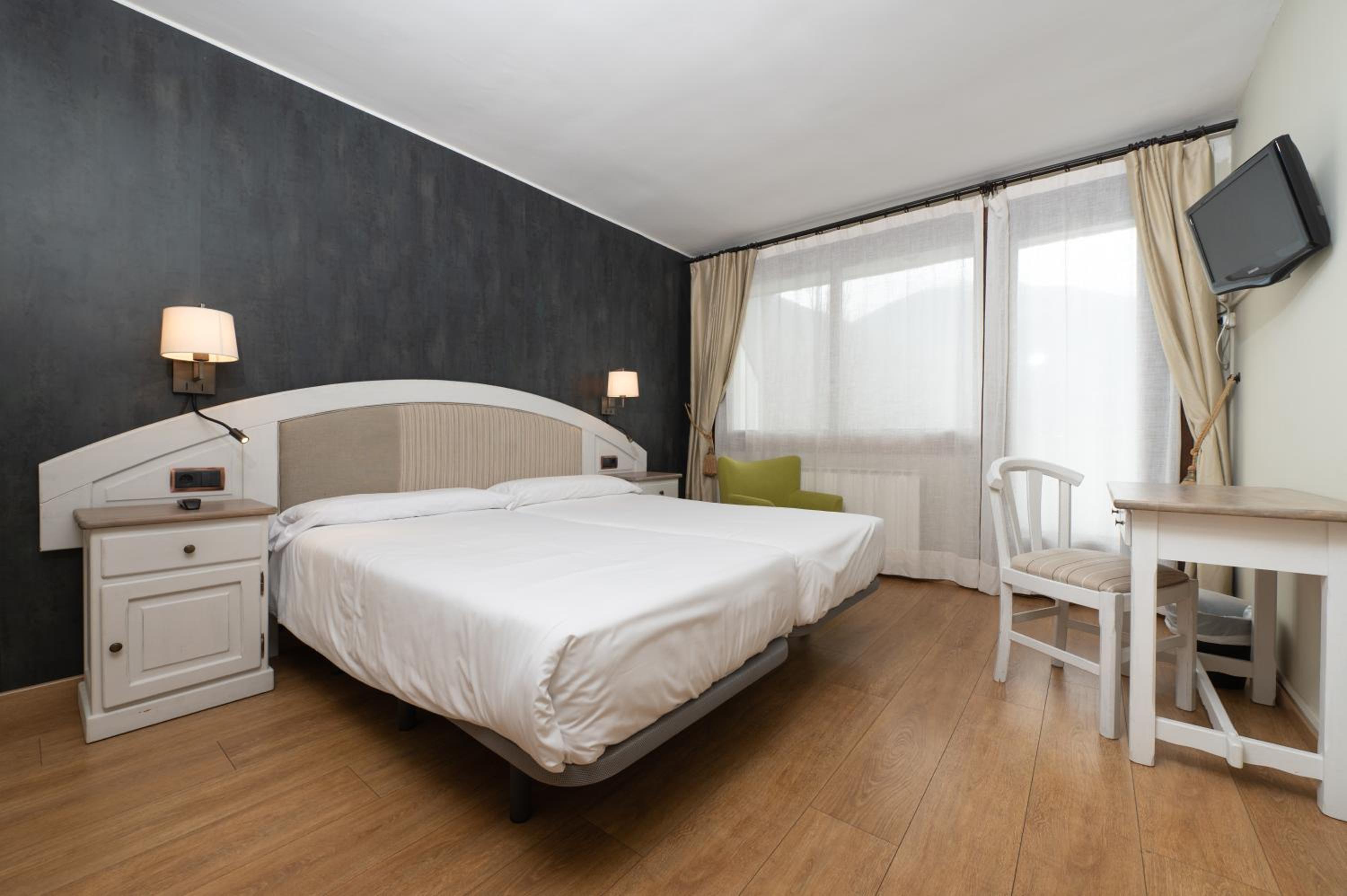 Superior Double or Twin Room with Balcony with mountain view - Photo 22