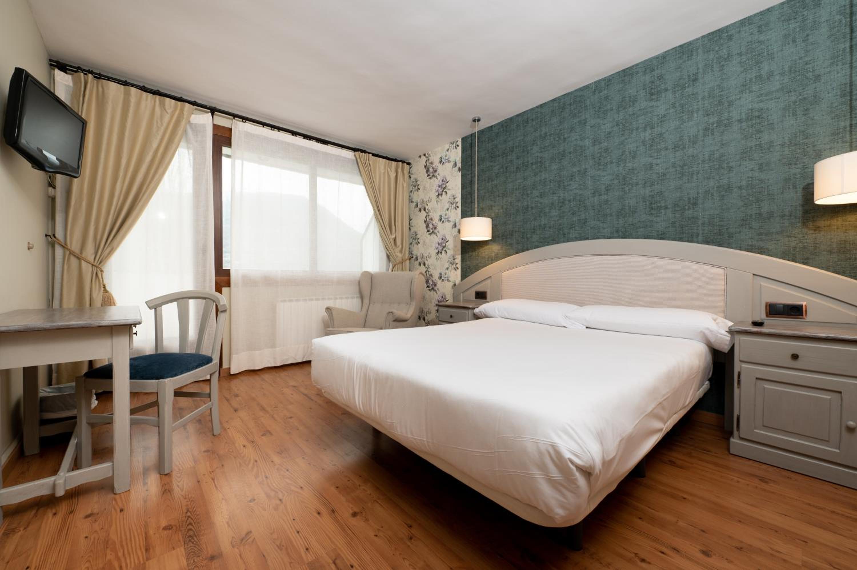 Superior Double or Twin Room with Balcony with mountain view - Photo 18